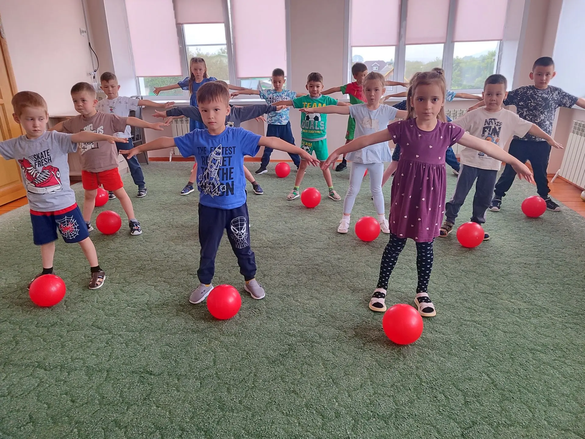 Зурлар һәм мәктәпкә әзерлек төркемендә туплар белән иртәнге гимнастика