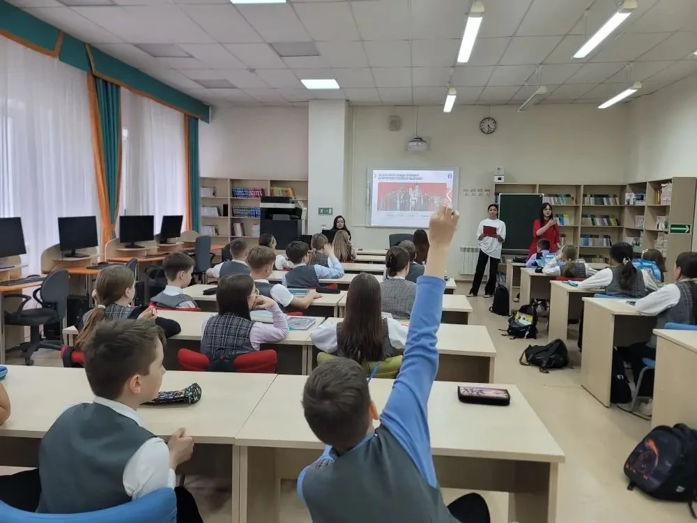 Нити единства🤝  Сегодня у ребят из 5 «Б» был по‑настоящему познавательный день! ✨  Активисты Движени