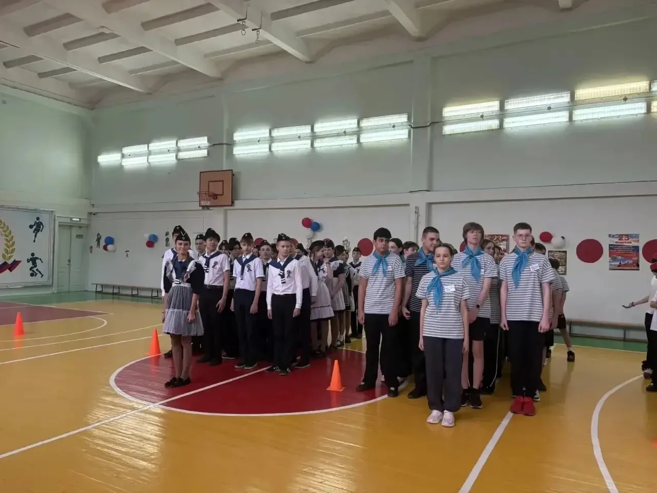 Внимание, стройся! 🎶 Встречайте, 7 классы! Главные герои этого поста – наши семиклассники! 🤩 Ребята 