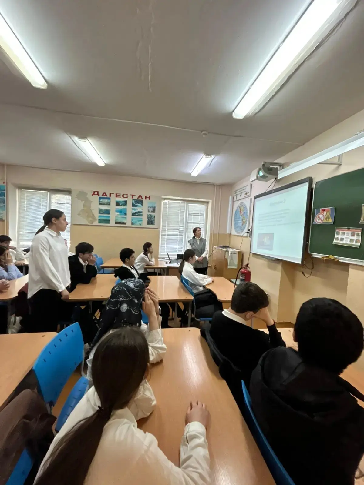 Безопасность прежде всего!  В рамках месячника безопасности в 9² классе прошёл классный час на тему 