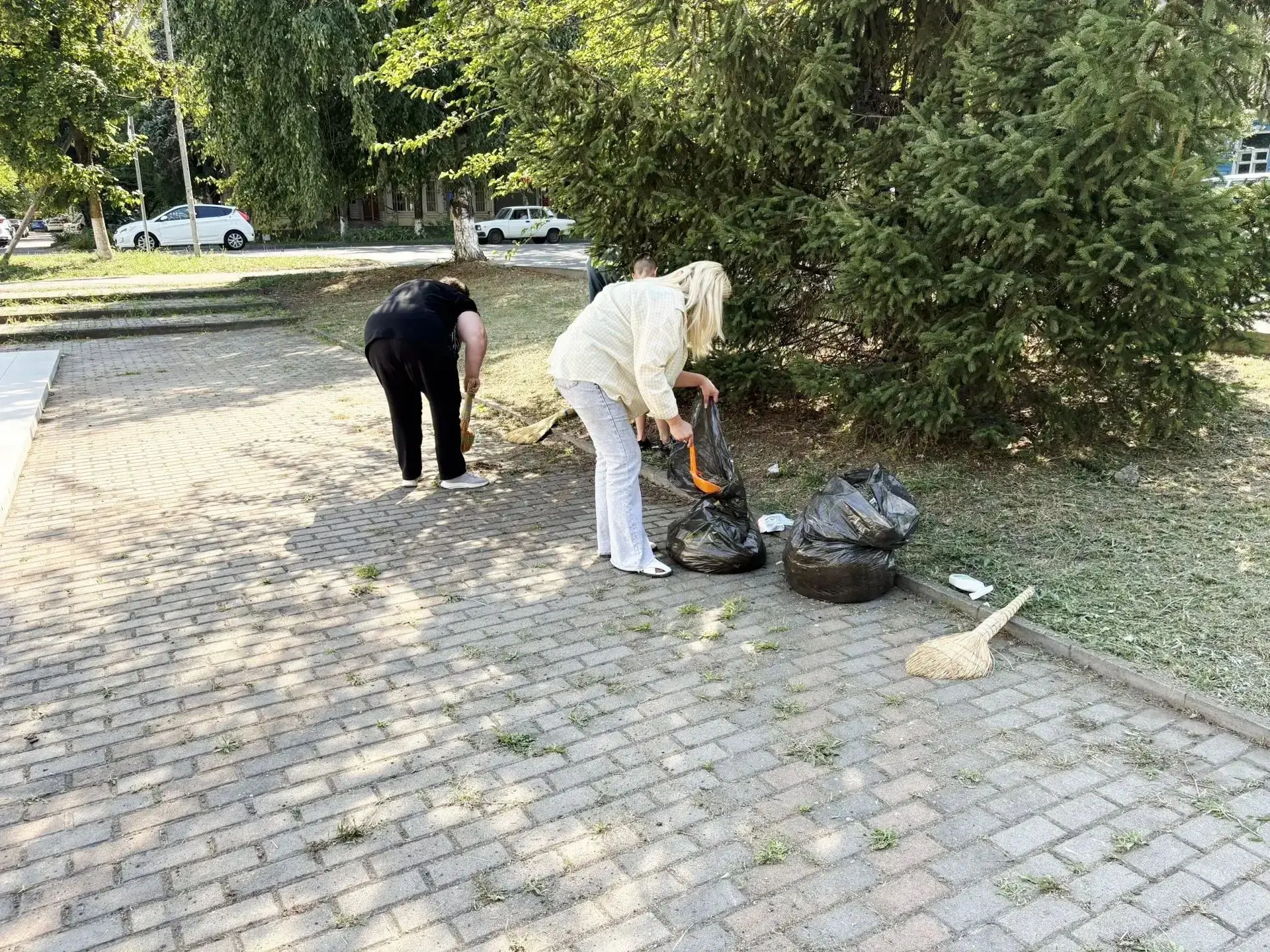 В рамках плановых работ по содержанию общественных пространств специалисты привели в порядок террито