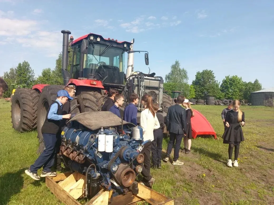 🚜👩‍🌾👨‍🌾 В гостях у «Красного Востока Агро»: школьники на профориентационной экскурсии