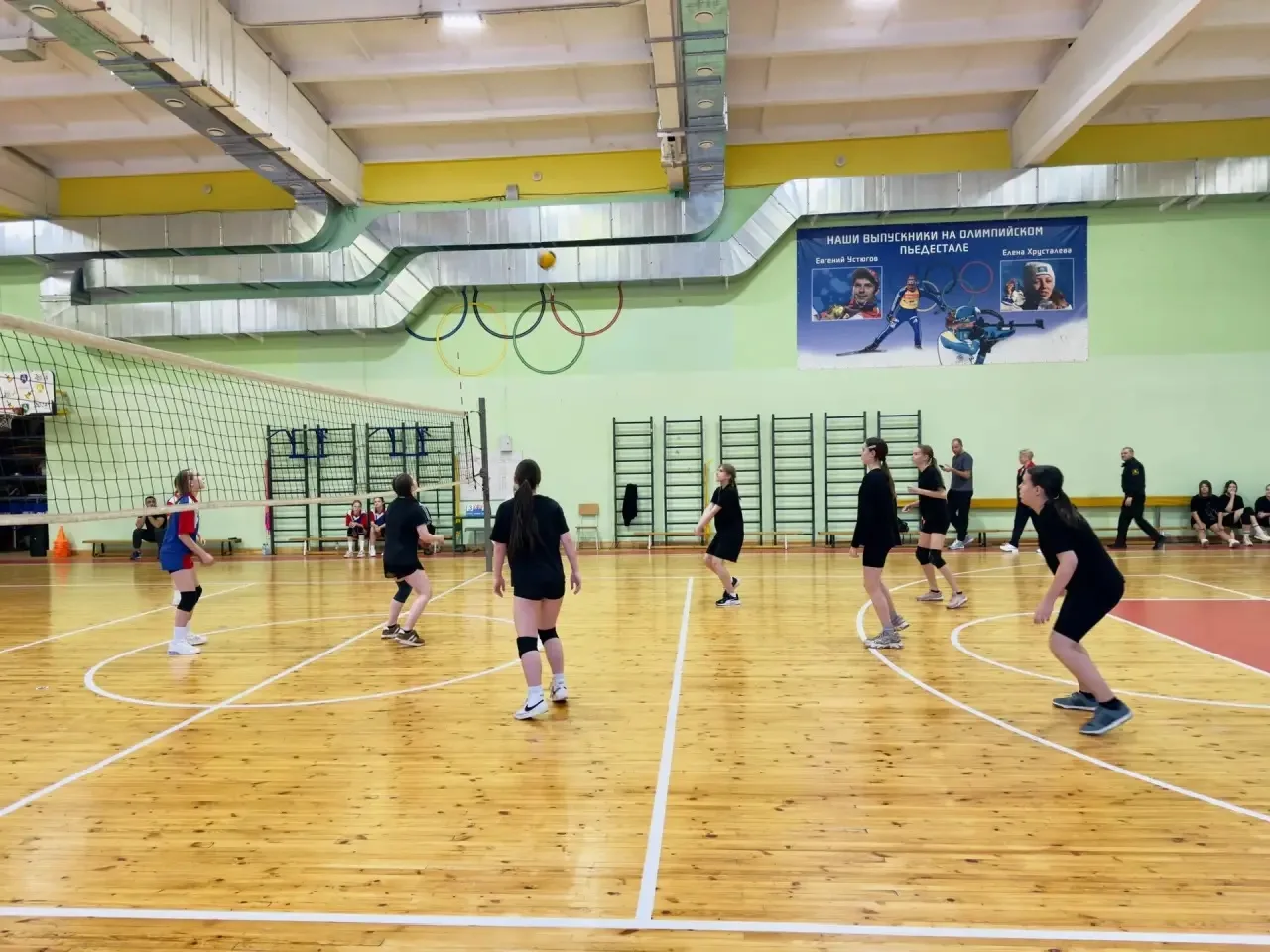 Соревнования «Серебряный мяч» продолжаются: наши девушки в борьбе! 🏐  17 февраля на базе МАОУ Гимназ