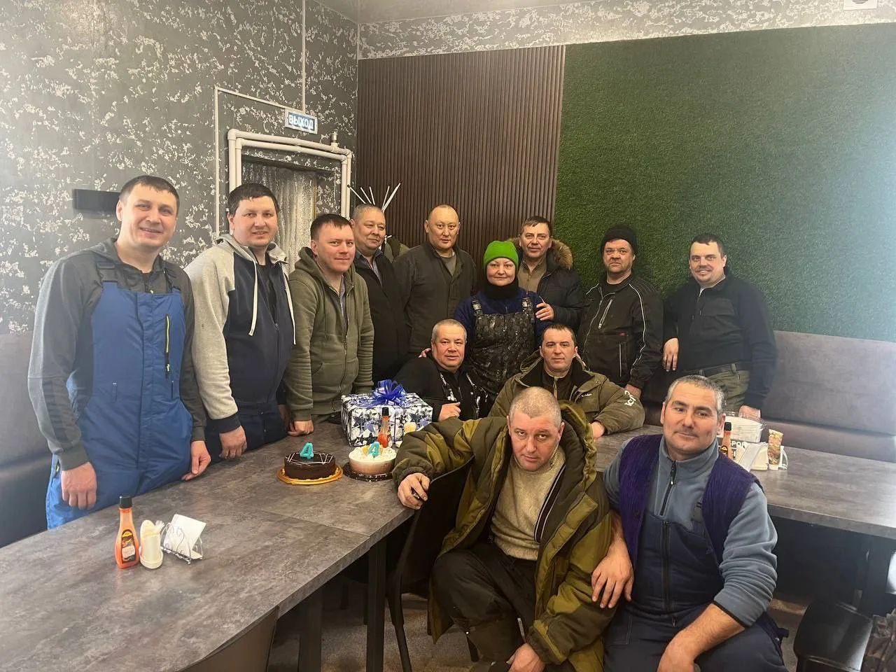 🎉 Свой день рождения отмечает сварщик Николай.  Не в уютном кафе, а там,  где решается судьба Бодайб