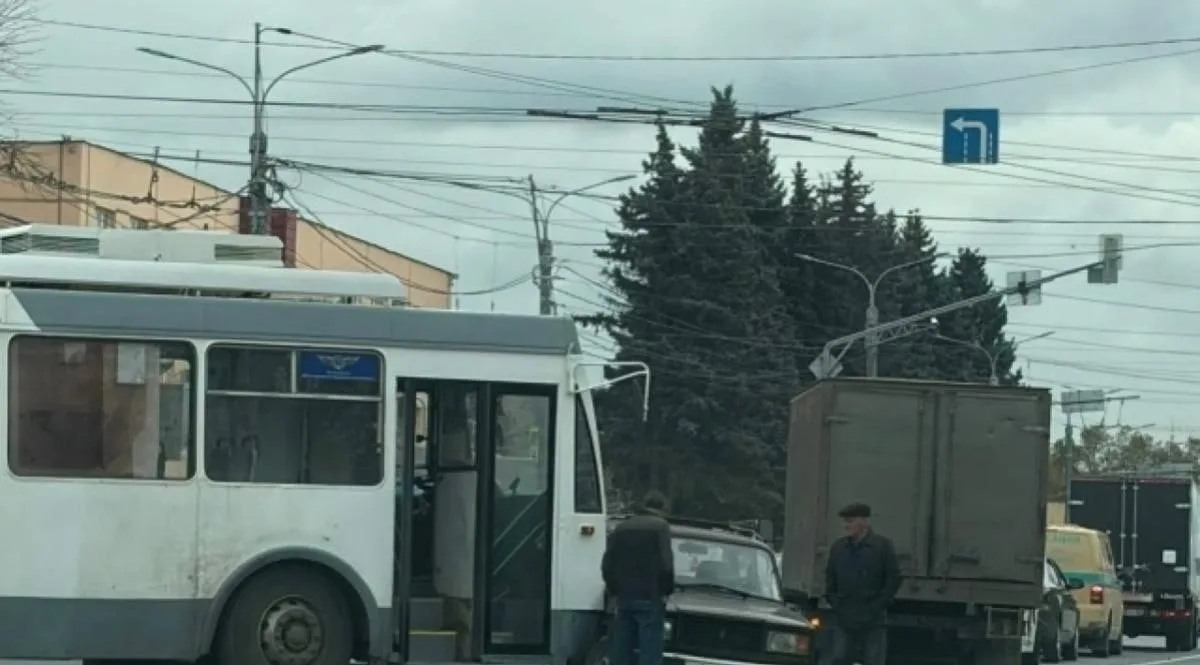 В Рязани на проезде Шабулина произошло ДТП с участием троллейбуса и автомобиля «ВАЗ». О...