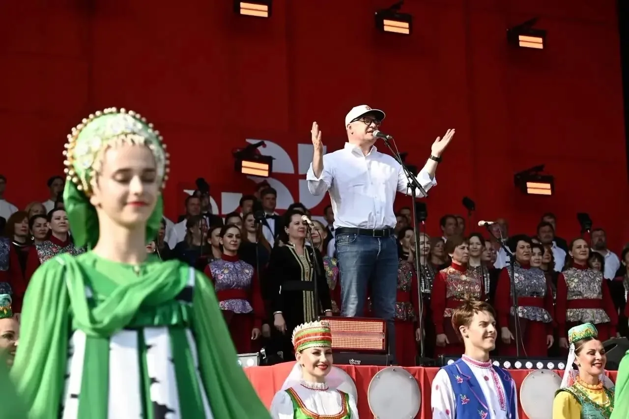 🇷🇺 Музыка объединяет сердца: как Челябинск пел «Русское поле»

Несмотря на 30-градусный зной, 25 и