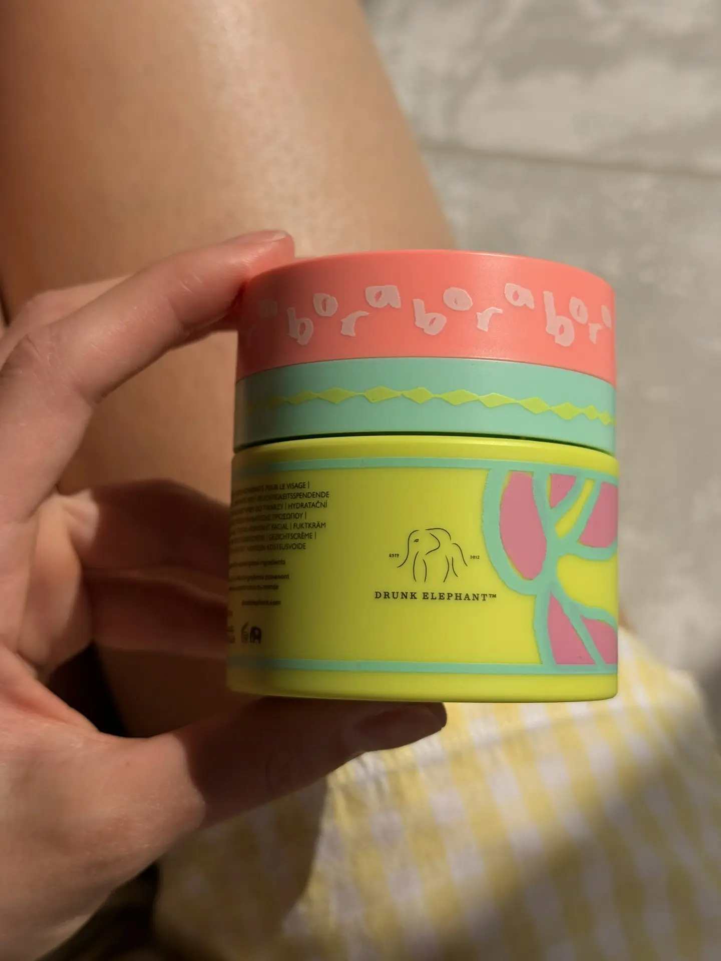 Сегодня я совершенно осознанно освобождала место в ванной и шкафу для Drunk Elephant.

Редкий бренд 