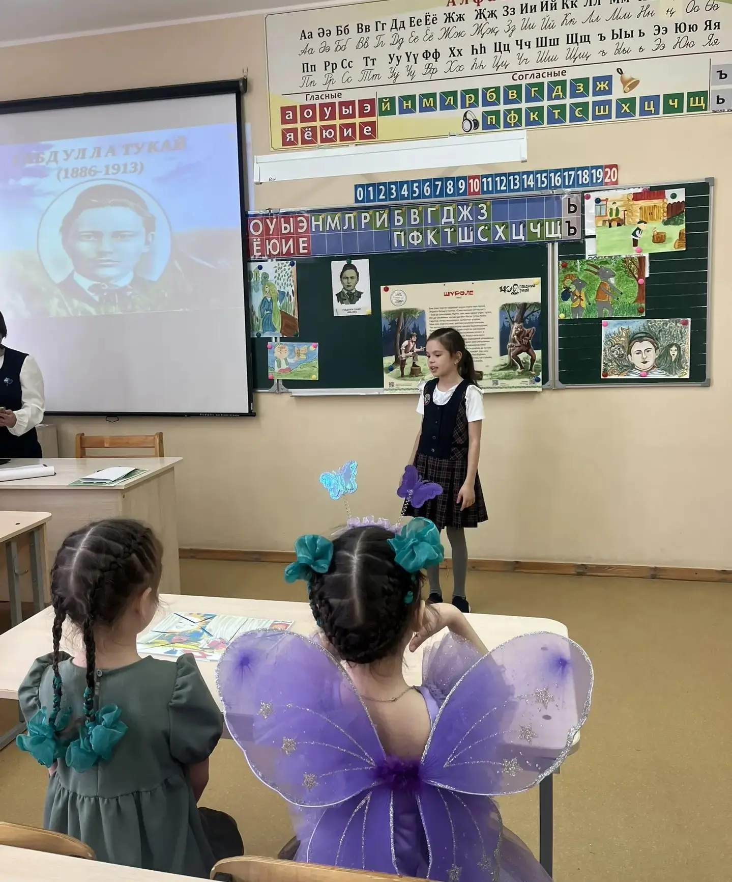 Мәктәбебездә Туган тел атналыгы һәм Тукайның 140 еллыгы📚  Габдулла Тукайның тууына 140 ел тулу уңаен