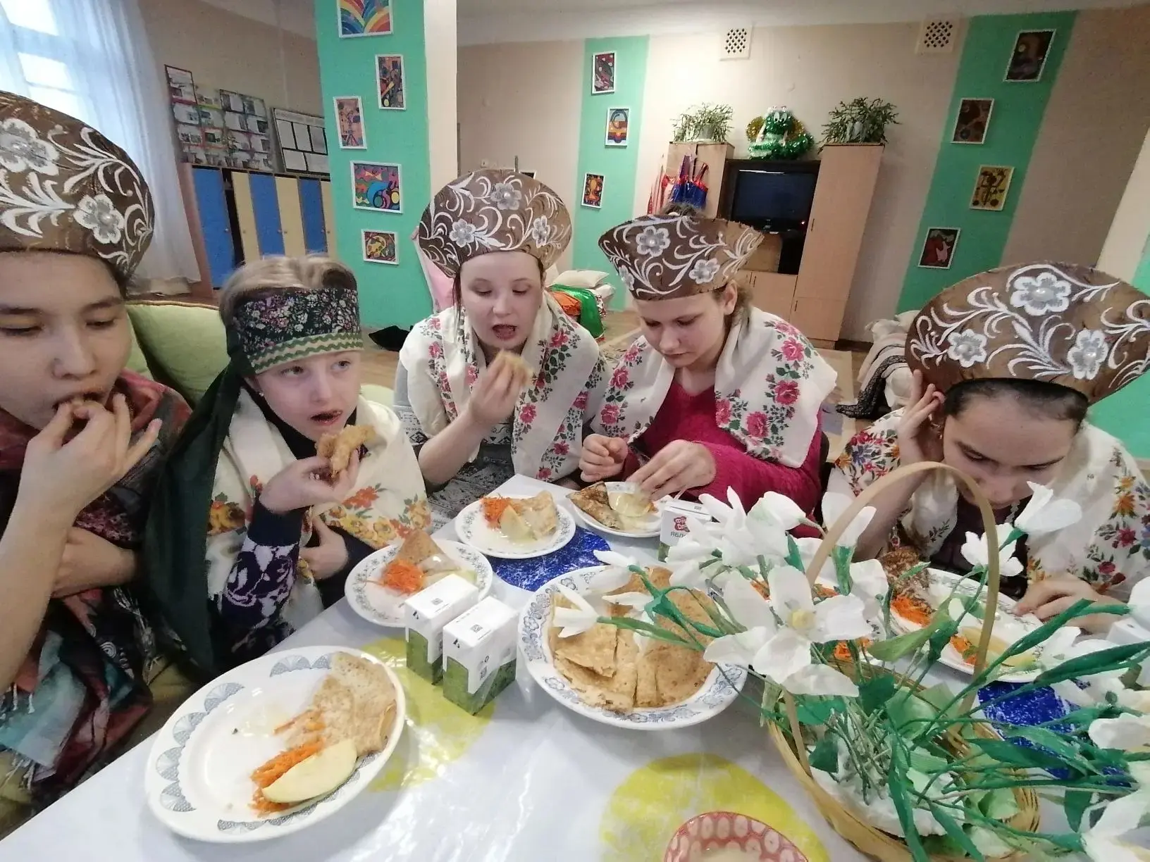 Мажь блины сметаной гуще,