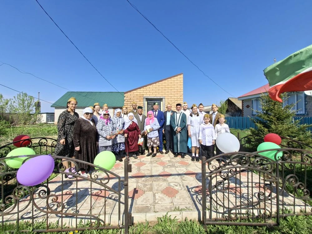 Аналогичное торжественное мероприятие прошло и в деревне Табанлы Куль.

Жители собрались у мемориала