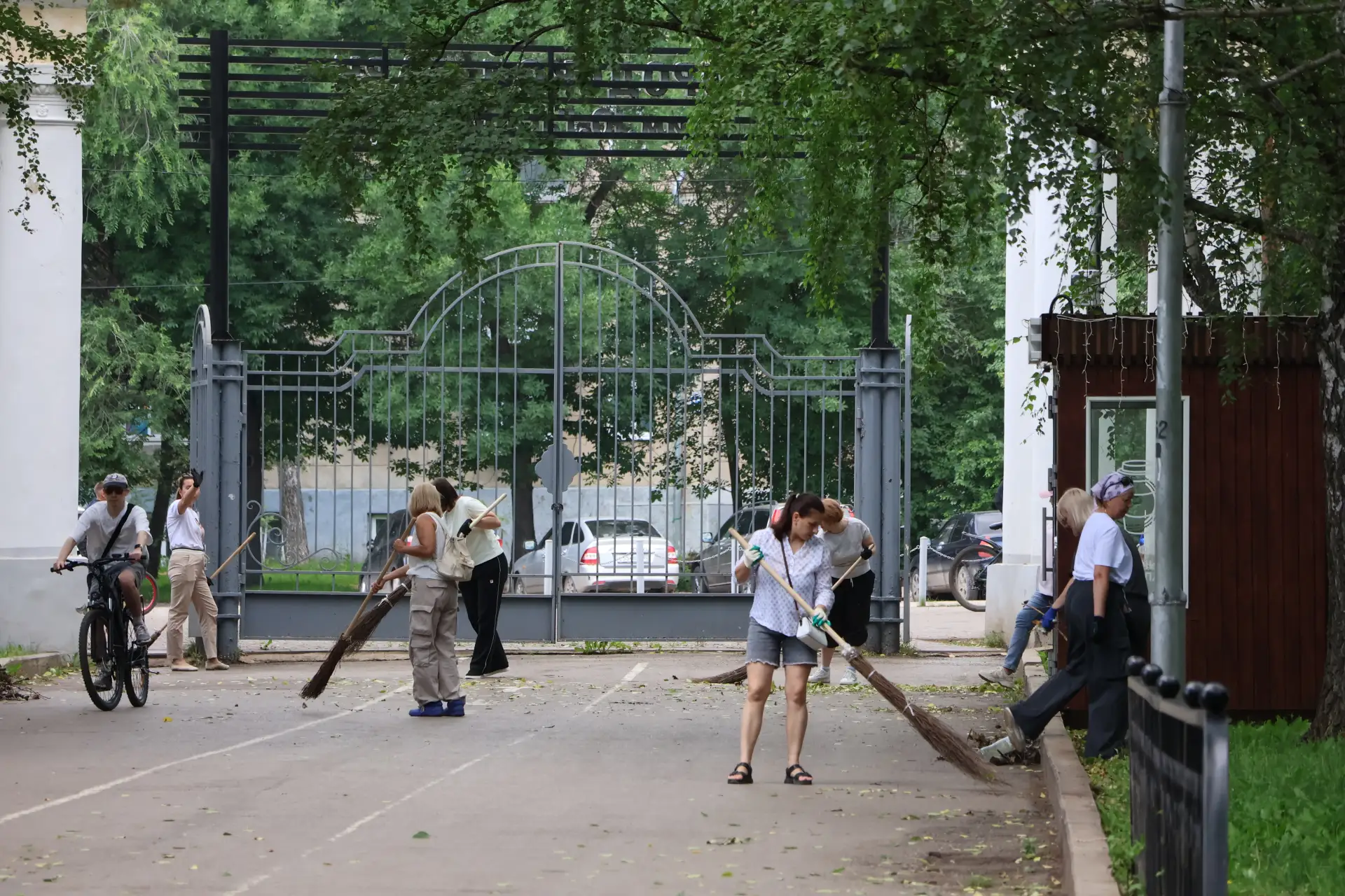 Продолжаем разбираться с последствиями ураганного ветра, который обрушился на Октябрьск...