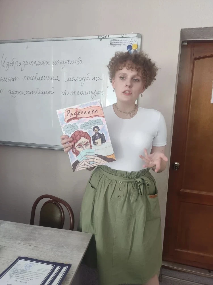🔥 Заседание арт-клуба: погружение в мир красок и бисероплетения.  Участники арт-клуба под руководств