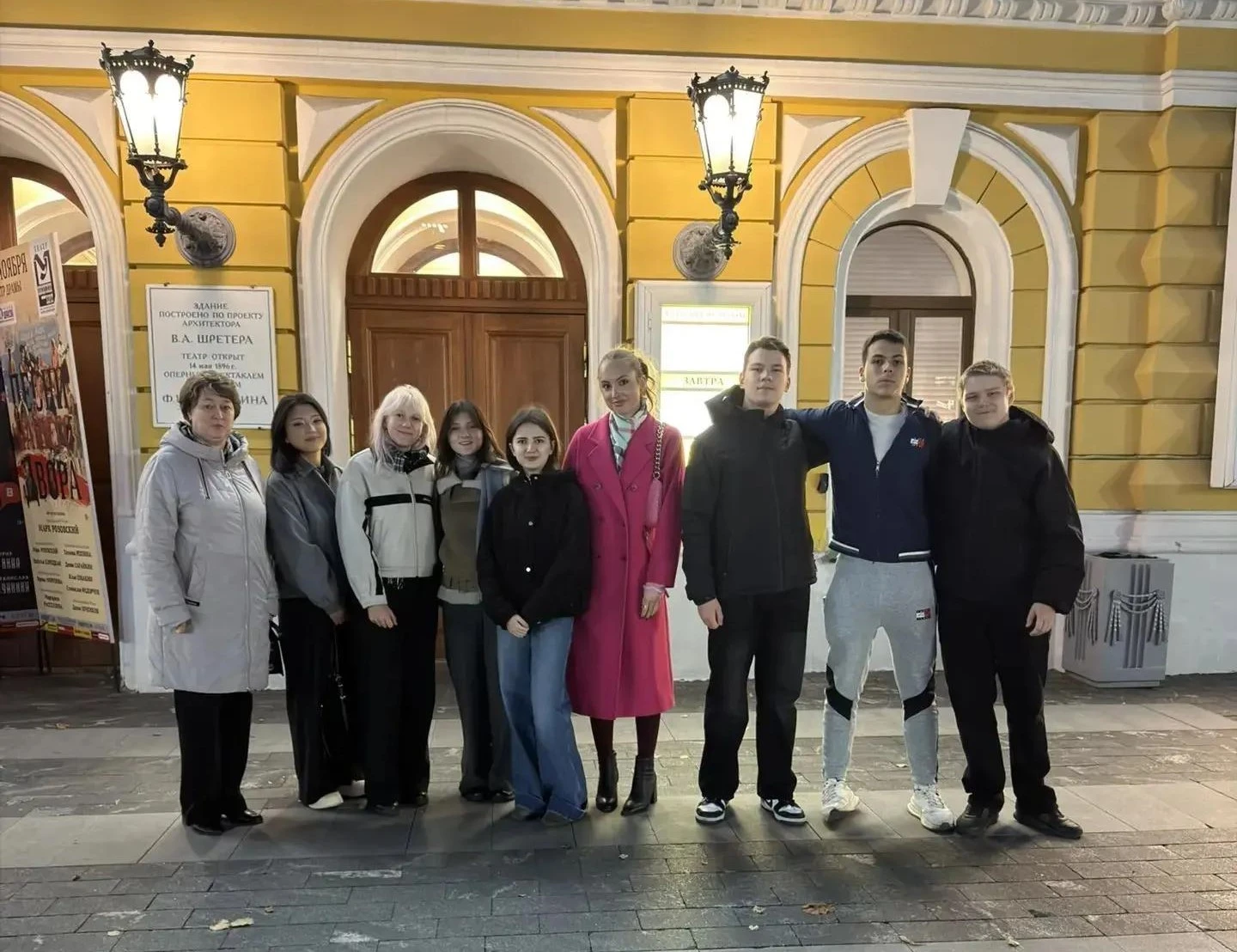 ОДИННАДЦАТИКЛАССНИКИ ПОБЫВАЛИ В ТЕАТРЕ