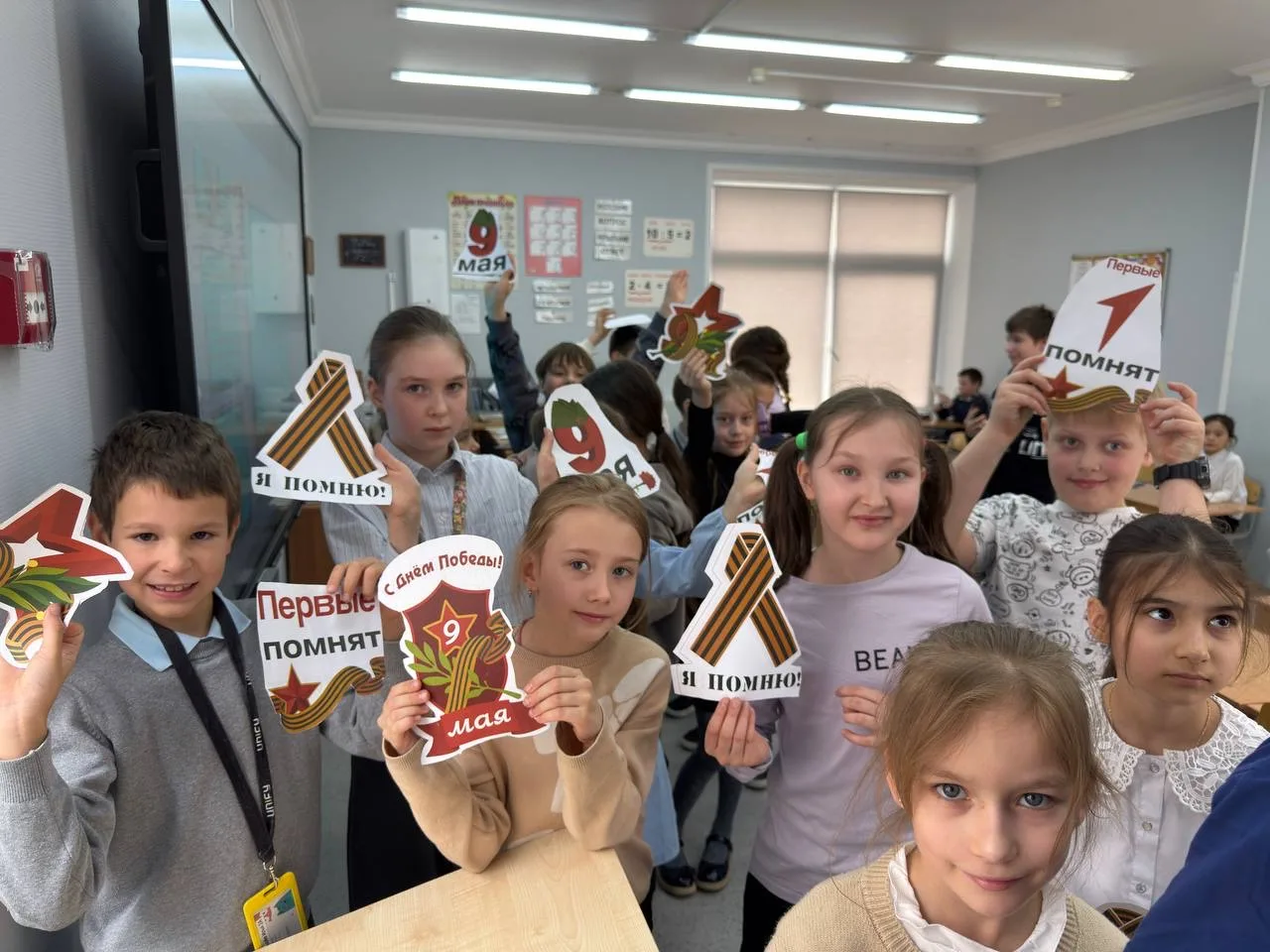🕊️ «Окна Победы» - память в каждом окне!  В преддверии 9 мая наша школа засияла по-особенному. ✨  Уч