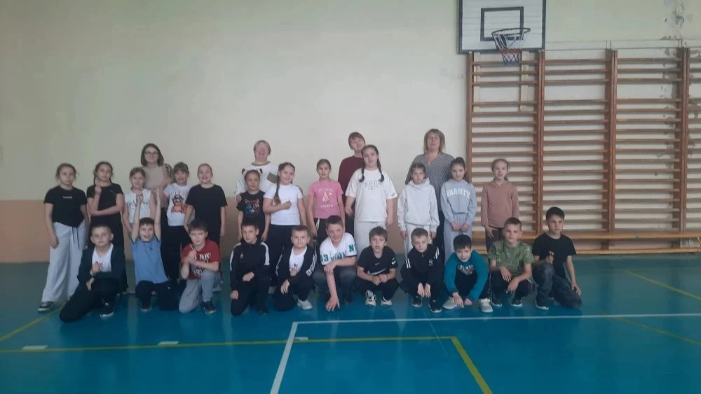 🎉 Весёлые старты: соревнование между 2‑м и 3‑м классами!    На каникулах между учениками 2‑го и 3‑го