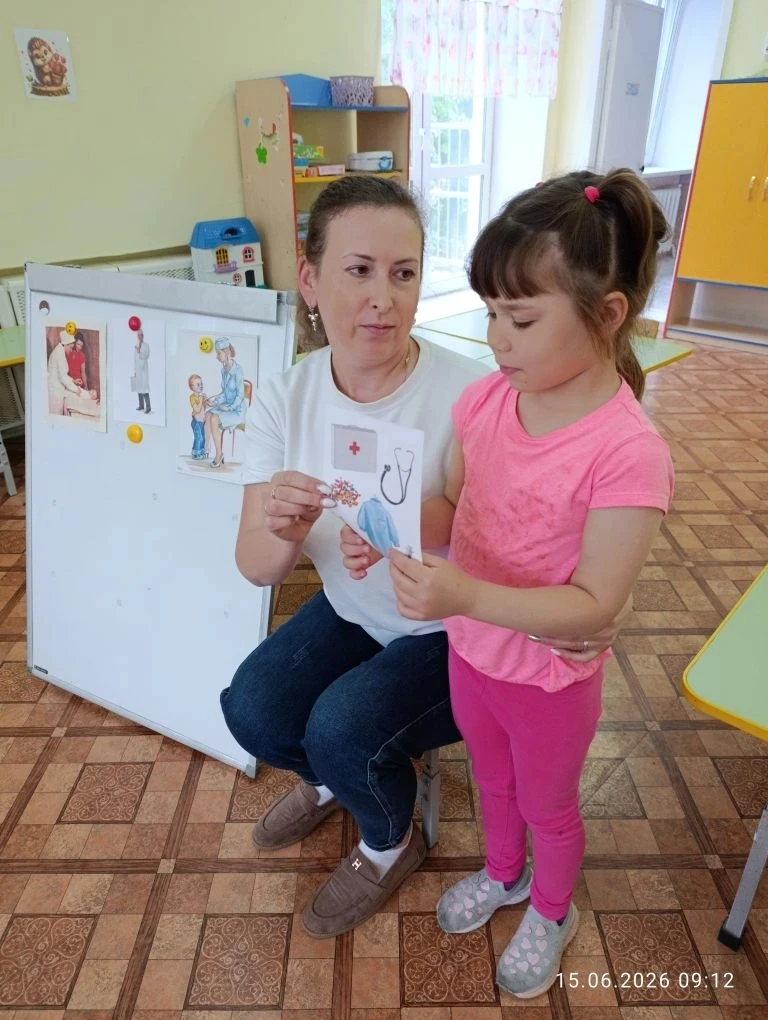 Сегодня в старшей группе прошёл День здоровья! Мы говорили о людях в белых халатах и поняли главное: