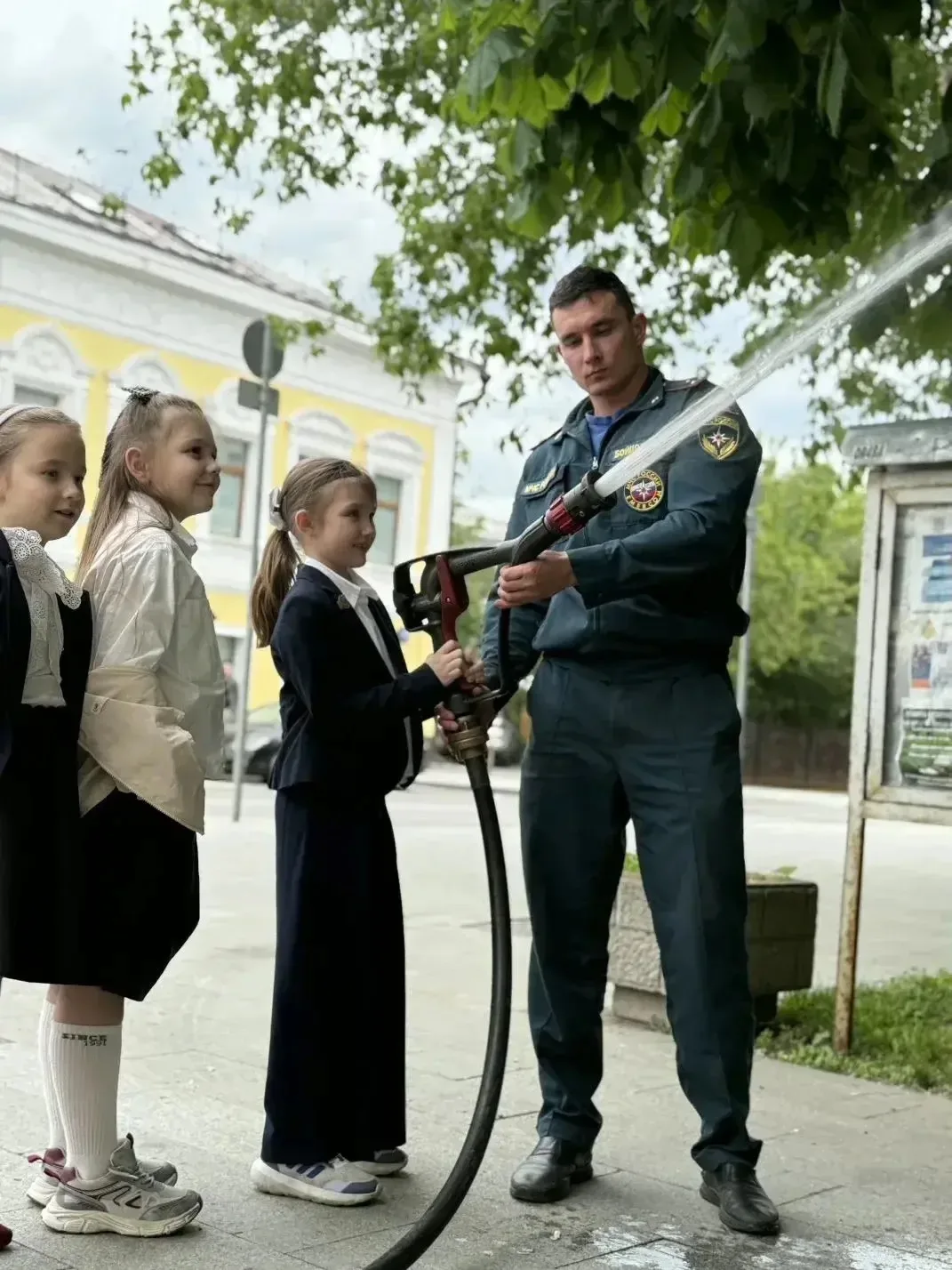 🚒 Герои рядом: 1 «А» в гостях у пожарной части!  Ученики 1 «А» побывали на увлекательной экскурсии в