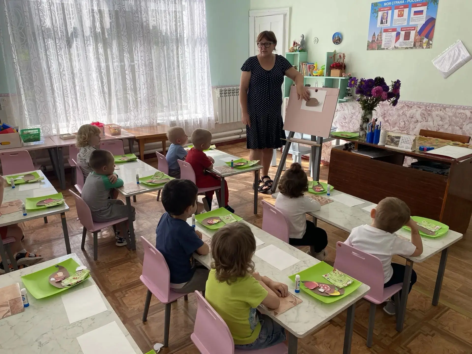 🦔 Во второй младшей группе прошло увлекательное занятие по аппликации «Ежик с запасами...
