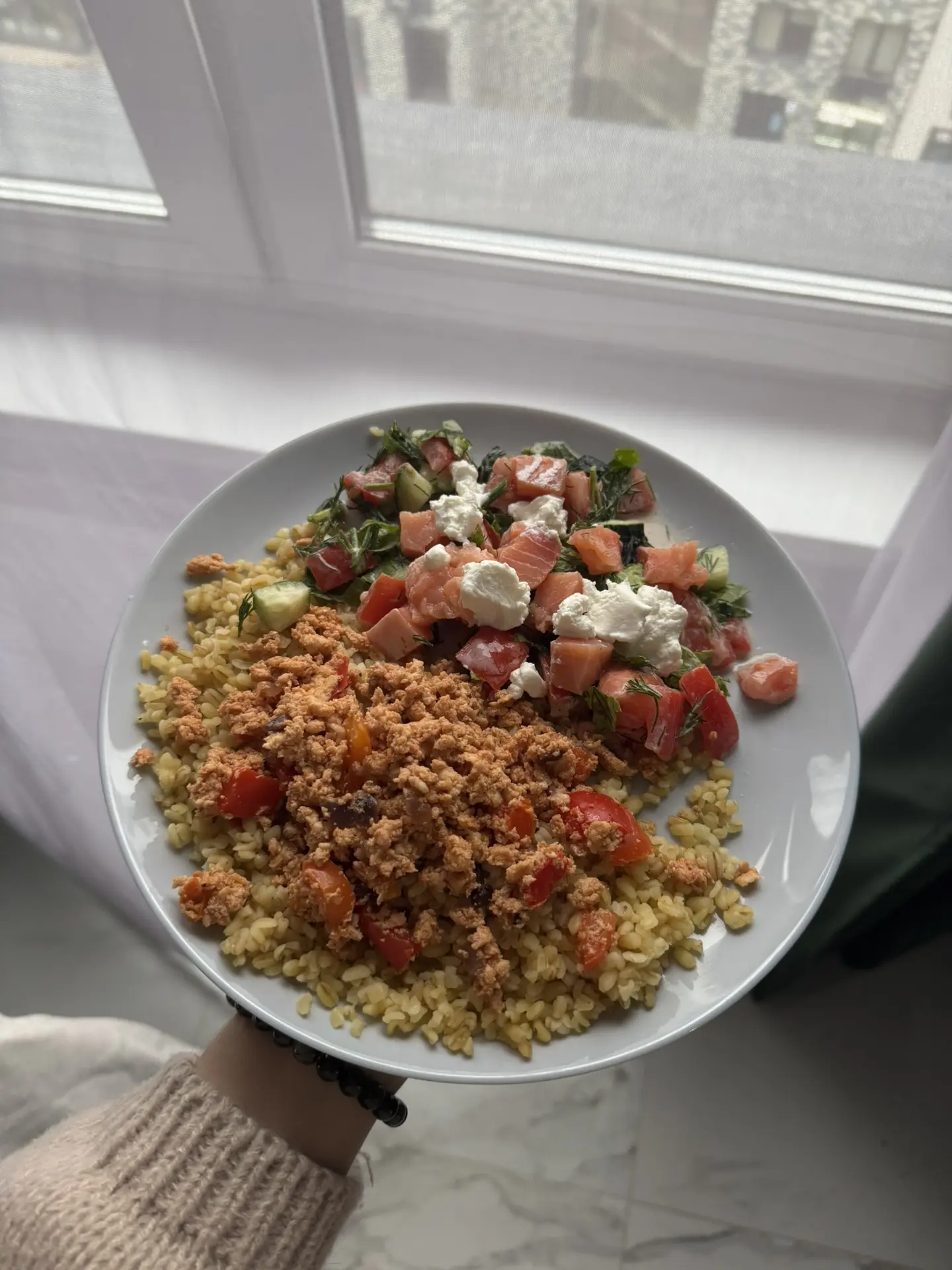 Не знаю как вы, а я очень люблю салаты со слабосоленой красной рыбой ❤️

Рецепт одной из вариаций та