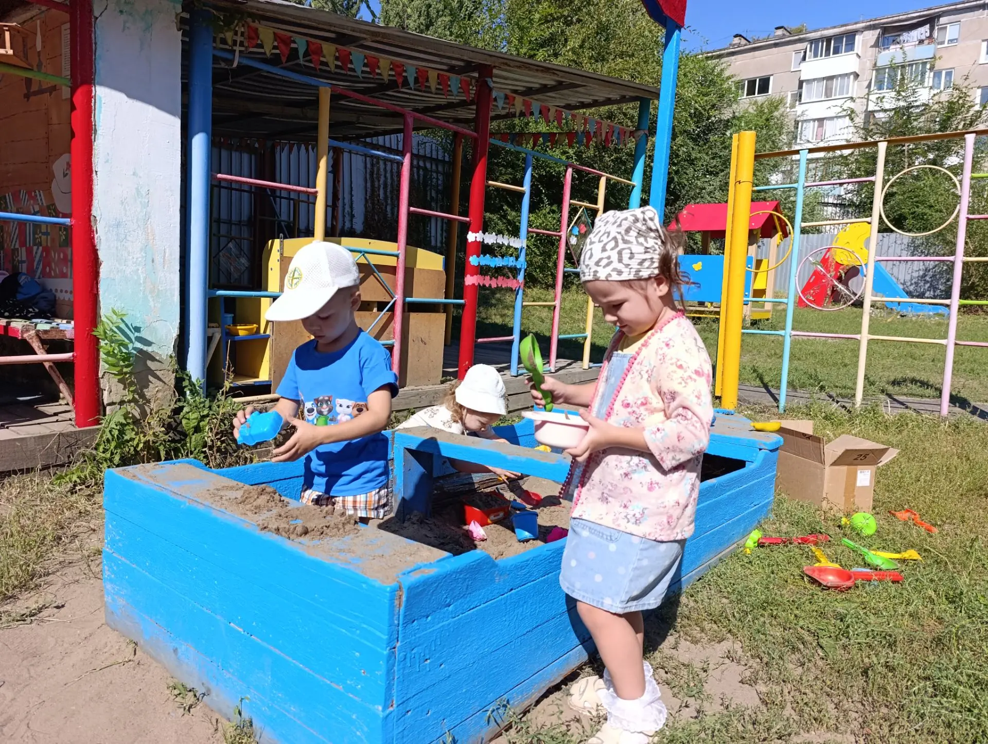 Раздаётся визг и смех,