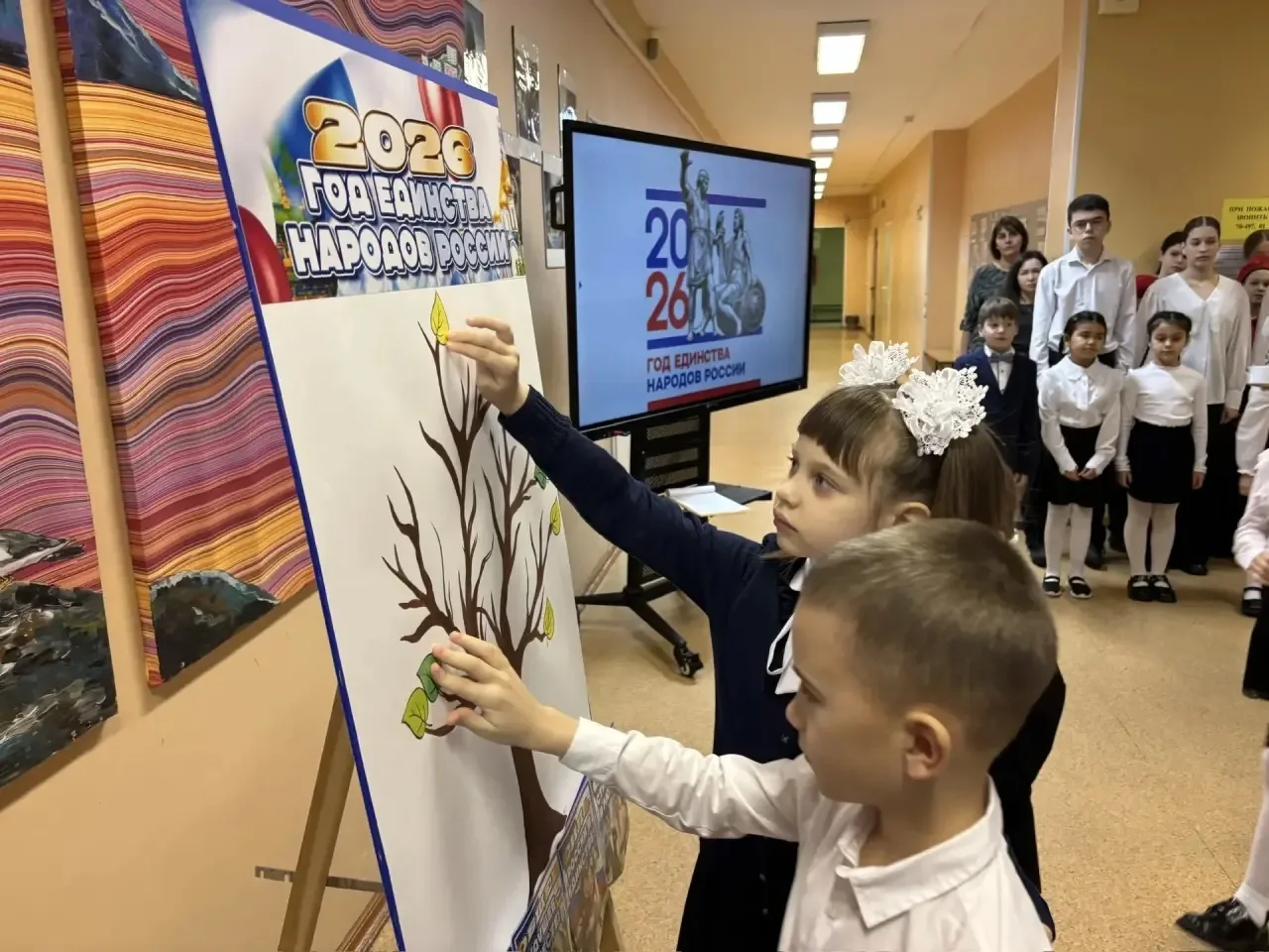 🎉🇷🇺 Торжественная линейка, посвященная году единства народов России 🇷🇺🎉  Сегодня в гимназии состояла