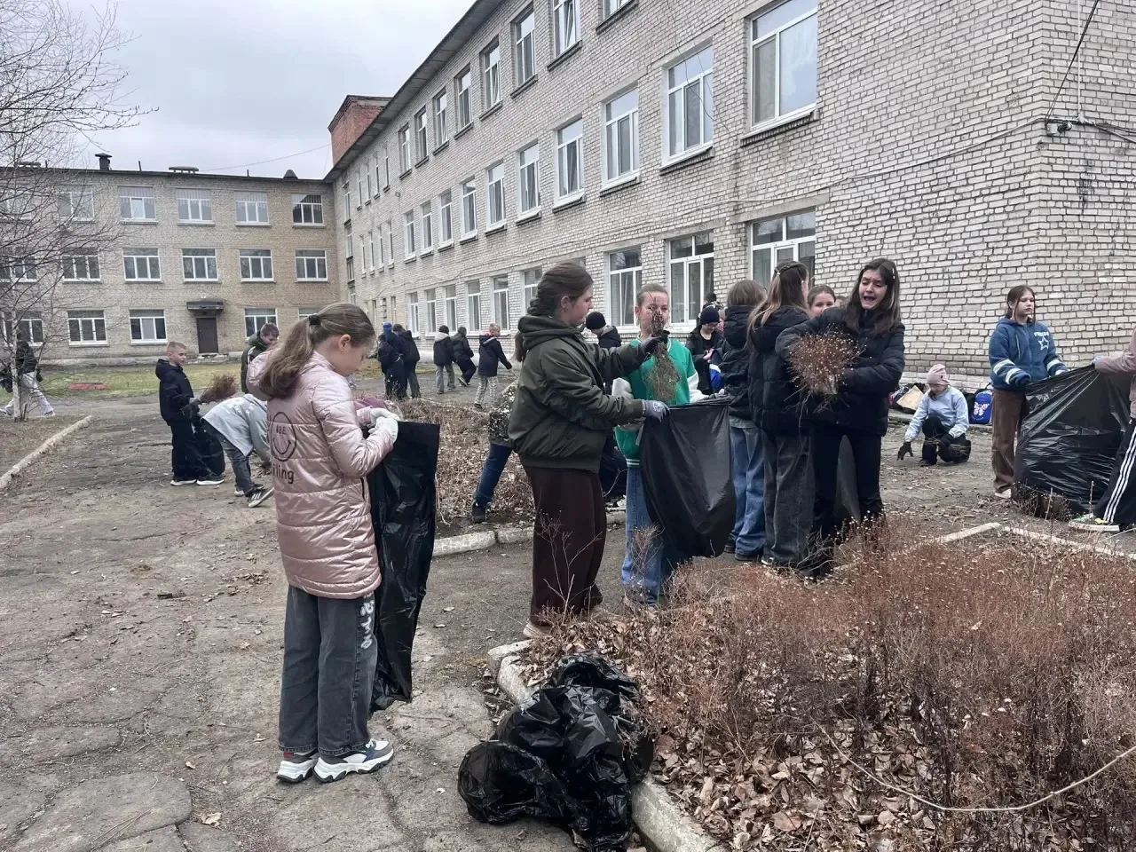 🧹🗑️17.04.2026 Субботник   ‼️🚮Субботник прошел сегодня в МБОУ «СОШ №22 имени И.И.Гребенникова» с.Кнев