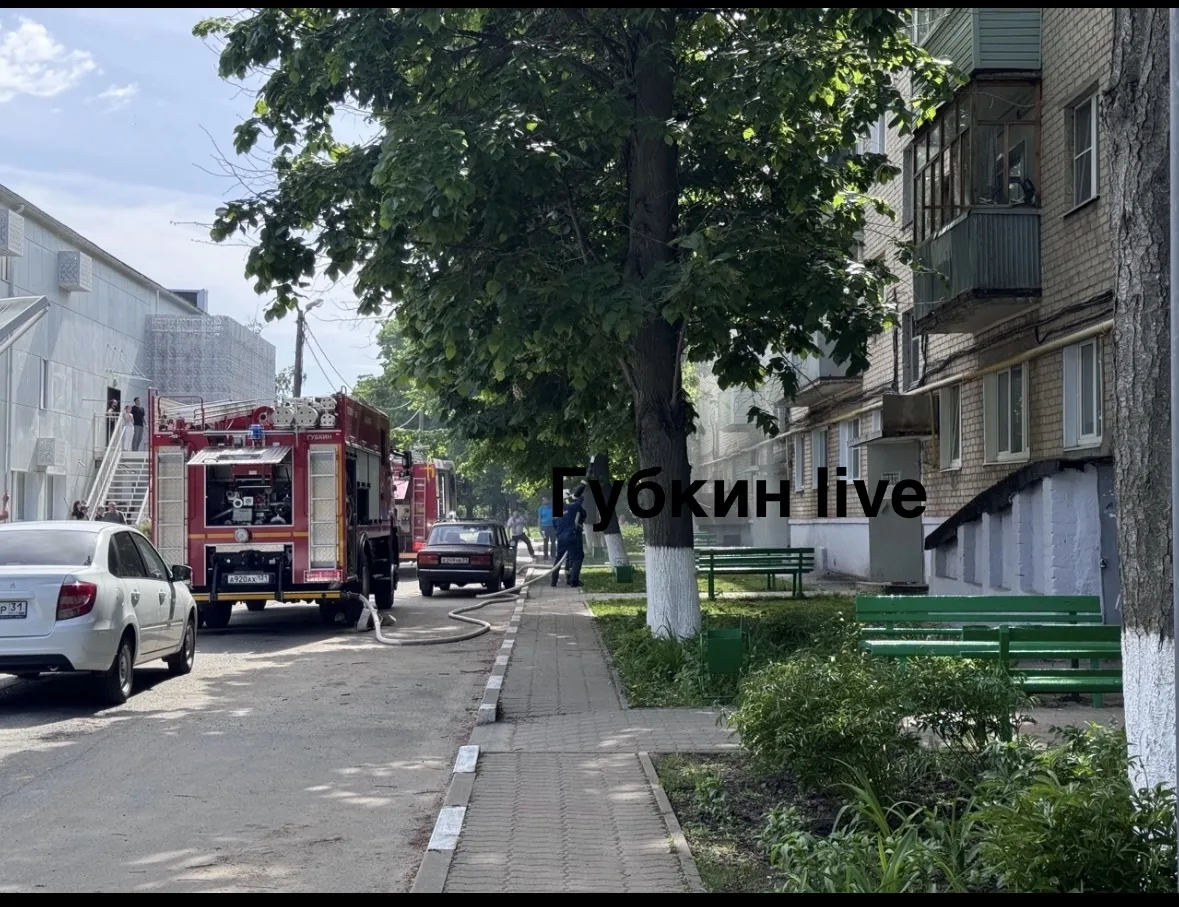 В Губкине в МКД на Кирова (дом напротив театра) произошел пожар в квартире на пятом этаже