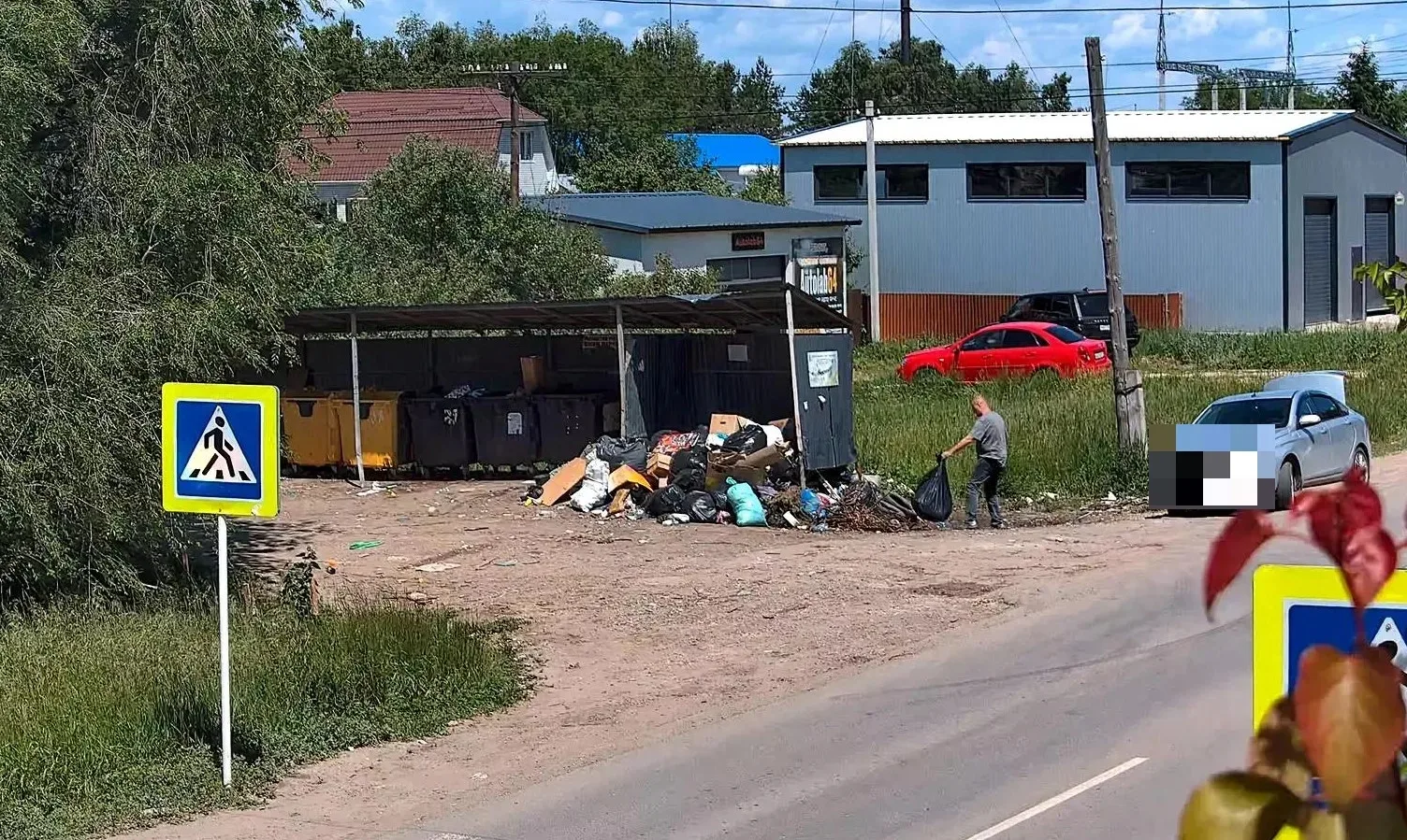 😑За несанкционированный выброс мусора в Энгельсе составляют административные протоколы 
 
Специалис