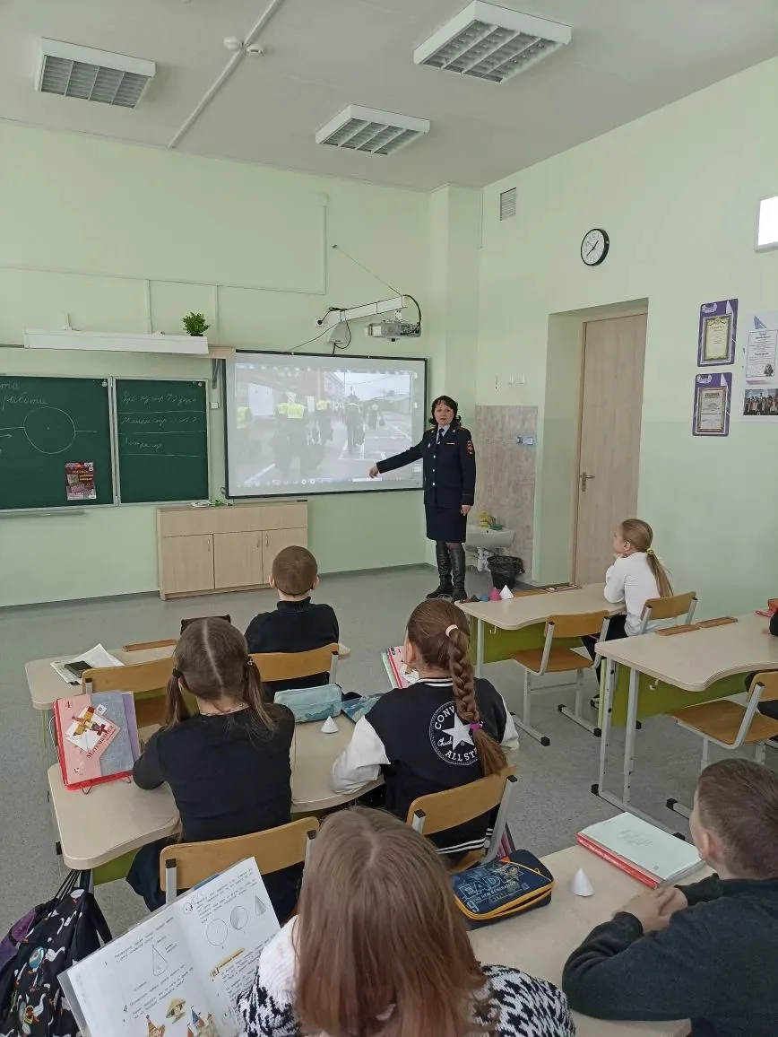 4-го марта, для учащихся 4-х классов состоялась важная встреча с сотрудником ГИБДД — старшим государ