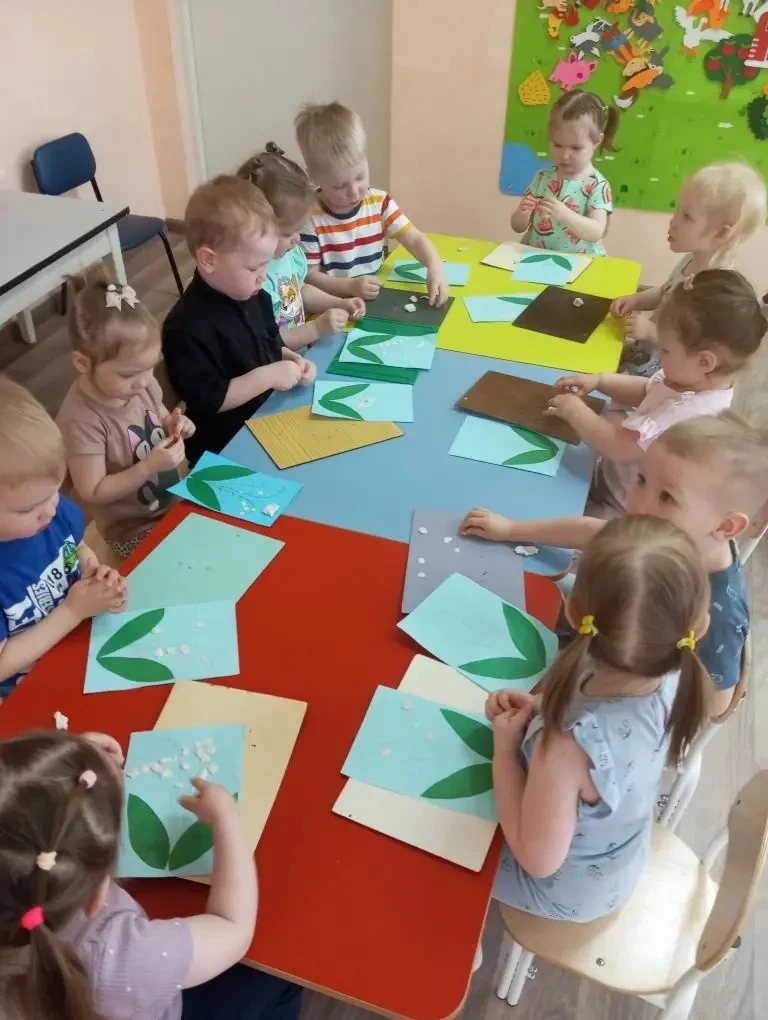 19 мая - посвящён нежному весеннему цветку Ландышу.