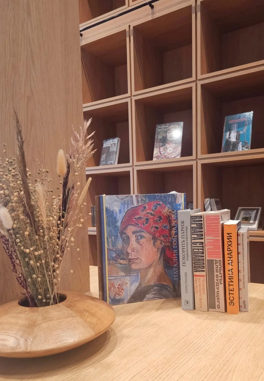 Книги об авангарде – в сувенирном киоске галереи 🖤