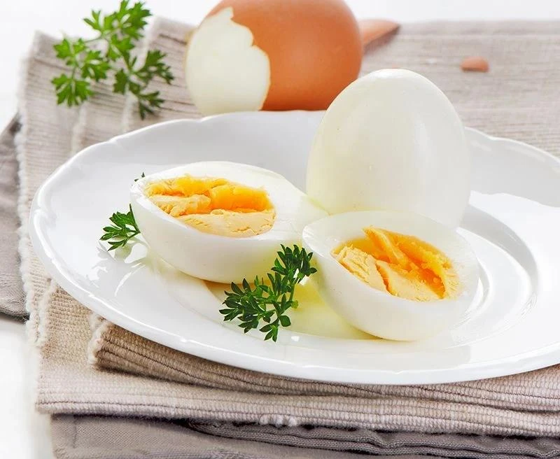 🥚Почему именно яйца обычно едят на завтрак? 

Такой прием пищи хорошо утоляет голод и сохраняет чув