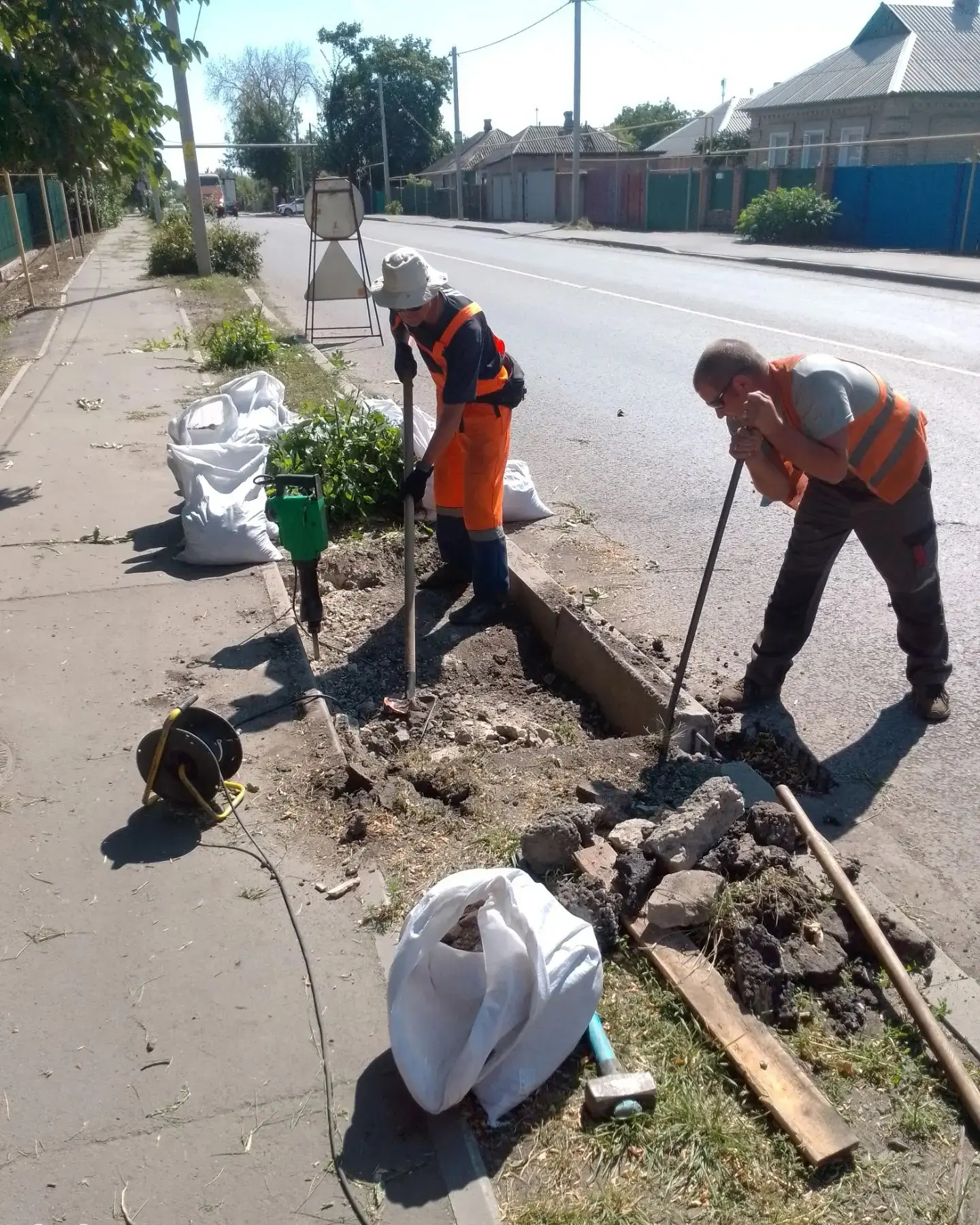 В городе Красный Луч на улице Чкалова выполнены работы по обустройству системы водоотвода.