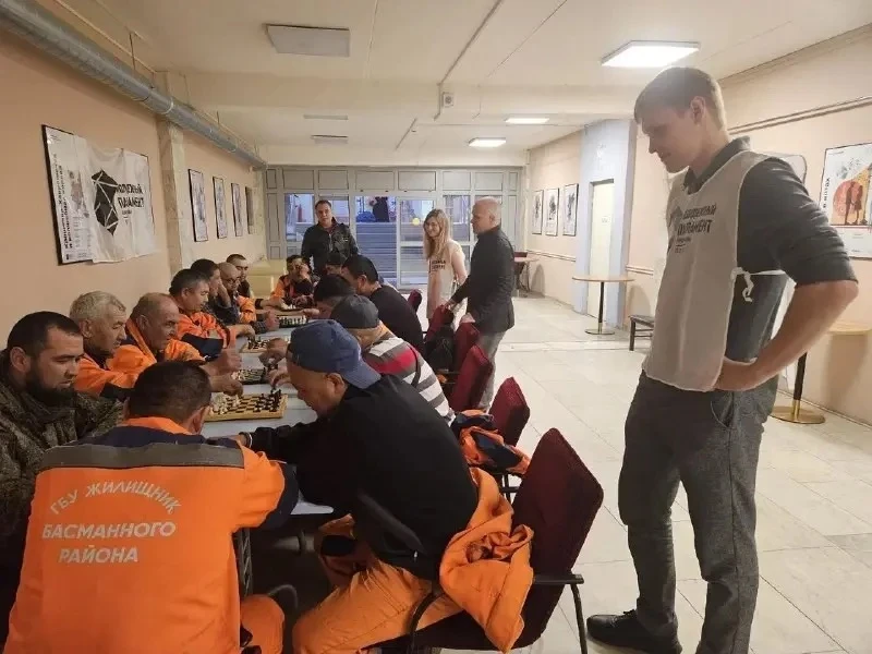 ♟️ В Басманном районе мигрантов учили играть в шахматы
