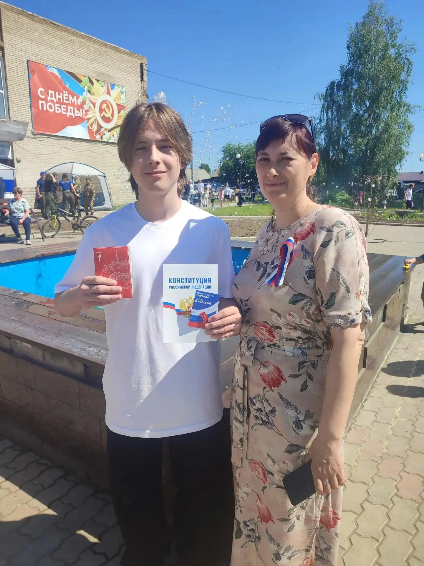 🎉 12 июня — день новых возможностей! Юные граждане получили паспорта РФ в торжественной обстановке.