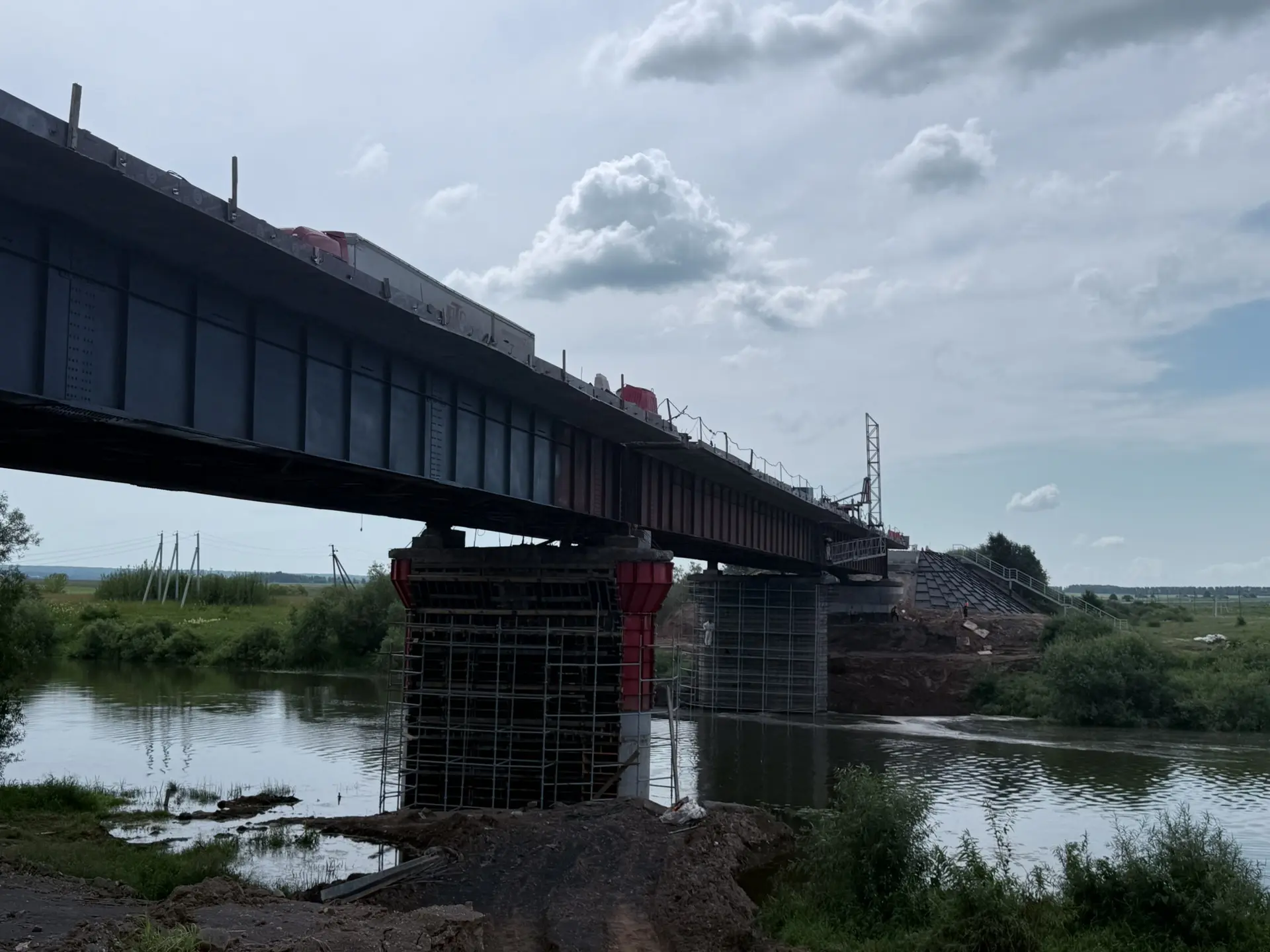 🚧 На дороге Киров – Советск – Яранск продолжается ремонт моста через реку Немда.

Работы идут по на