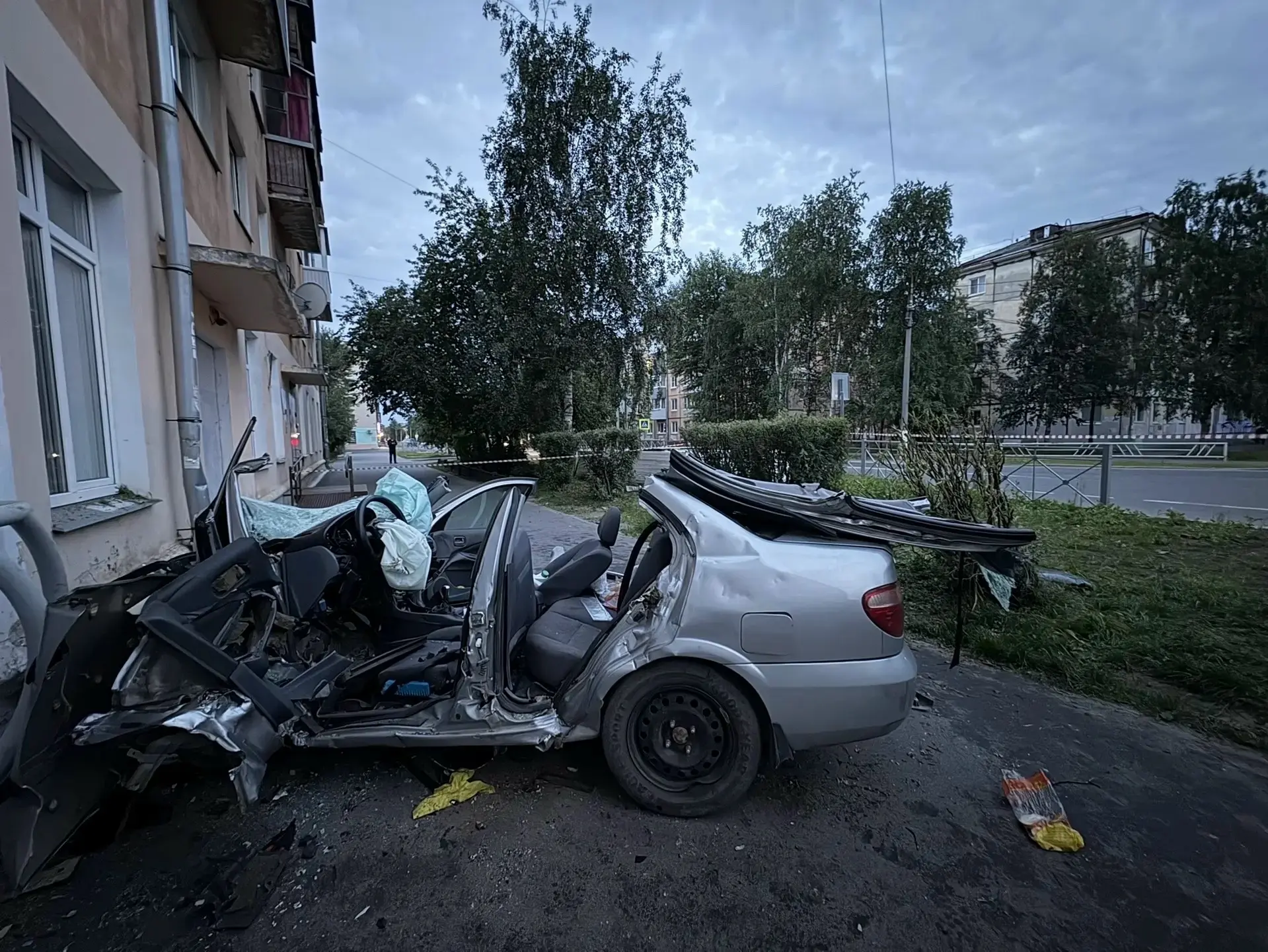 Трагедия в Северодвинске: Nissan влетел в дом 🚨 
 
Накануне в 21:03 на ул. Гагарина, 9 легковушка в