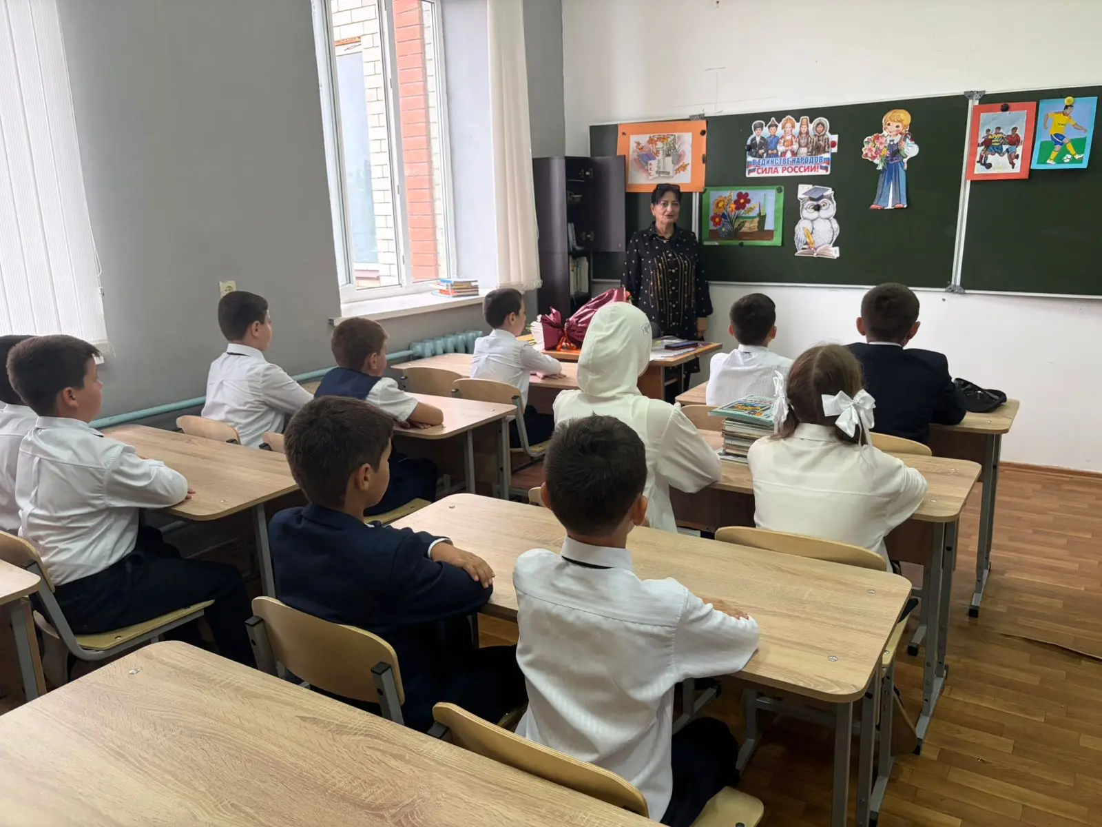 Первого сентября в стенах нашей школы прошли уроки мужества, посвященные Году единства ...