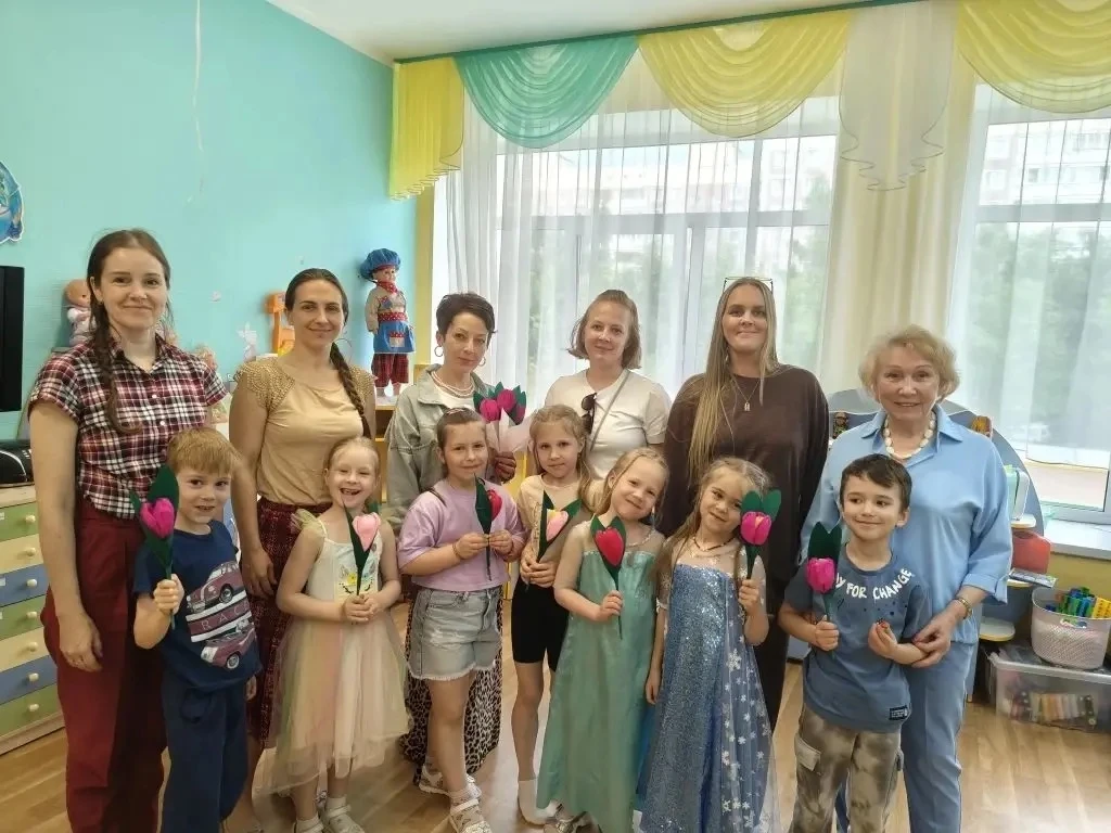 В старшей группе «Светлячок» завершение учебного года отметили увлекательным мастер-классом. Взрослы