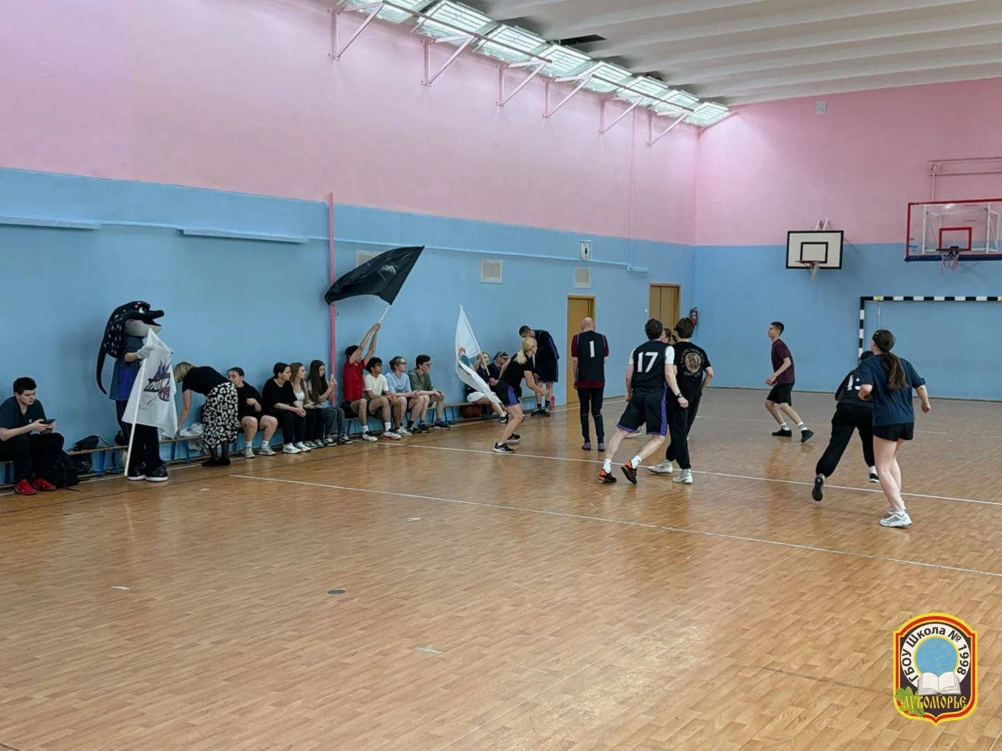 🏀 Ученики vs Учителя: баскетбольное дерби  В школе состоялся товарищеский матч по баскетболу между у
