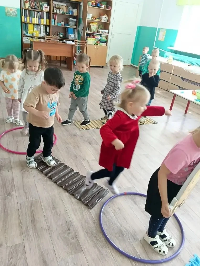 Интересная  и увлекательная Игра-путешествие "По следам колобка"прошла в младшей группе...