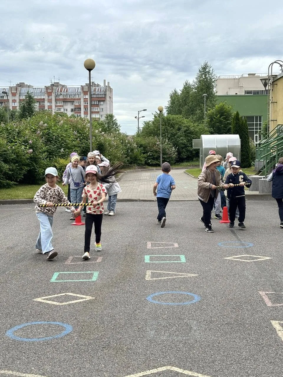 В дежурных группах «Морские обитатели» и «Зелёная лужайка» радостно и шумно прошли «Весёлые старты».