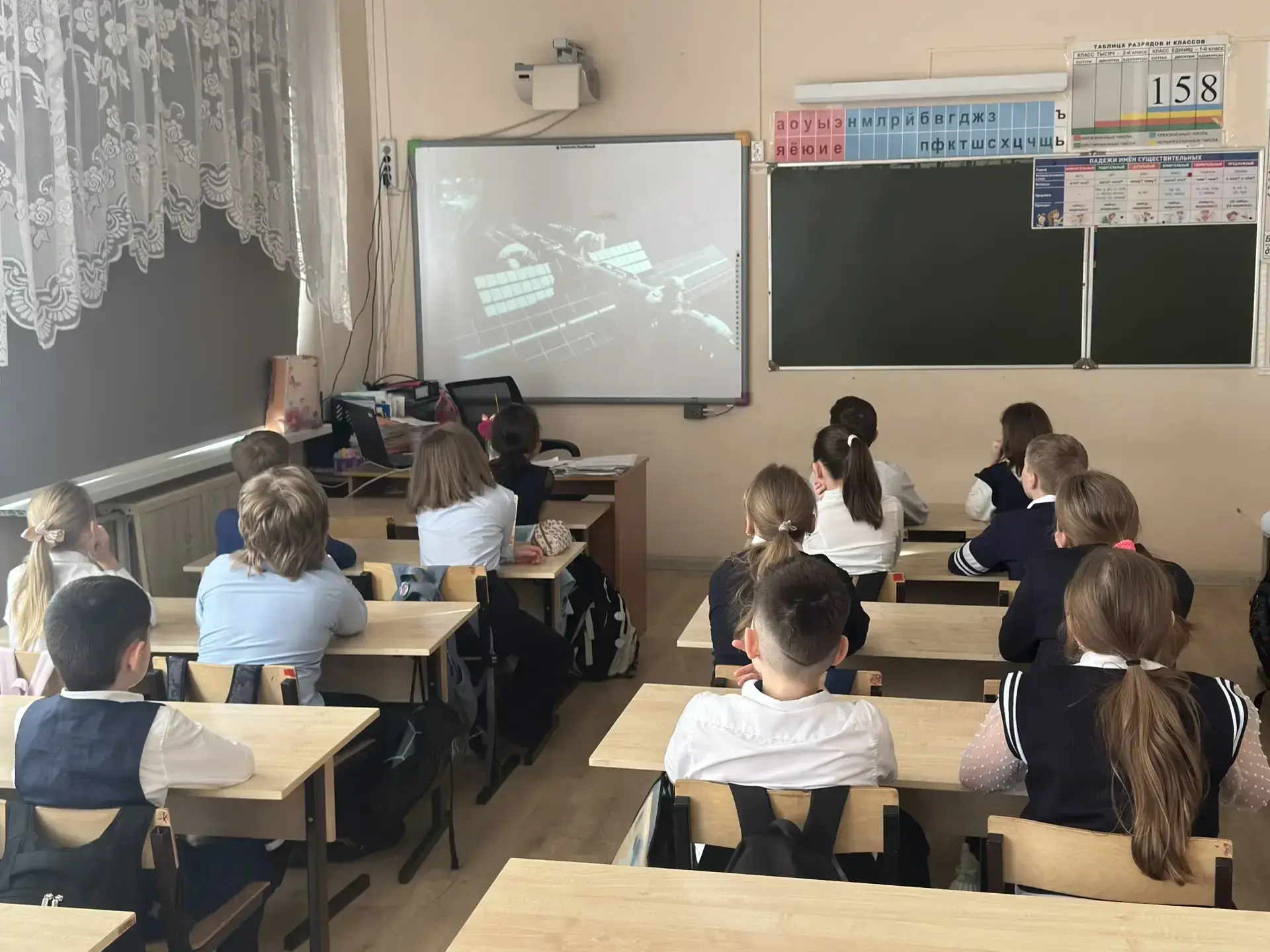 Сегодня 13 апреля утро в МОУ"СОШ имени Л. М. Доватора" началось с торжественной линейки, исполнения 