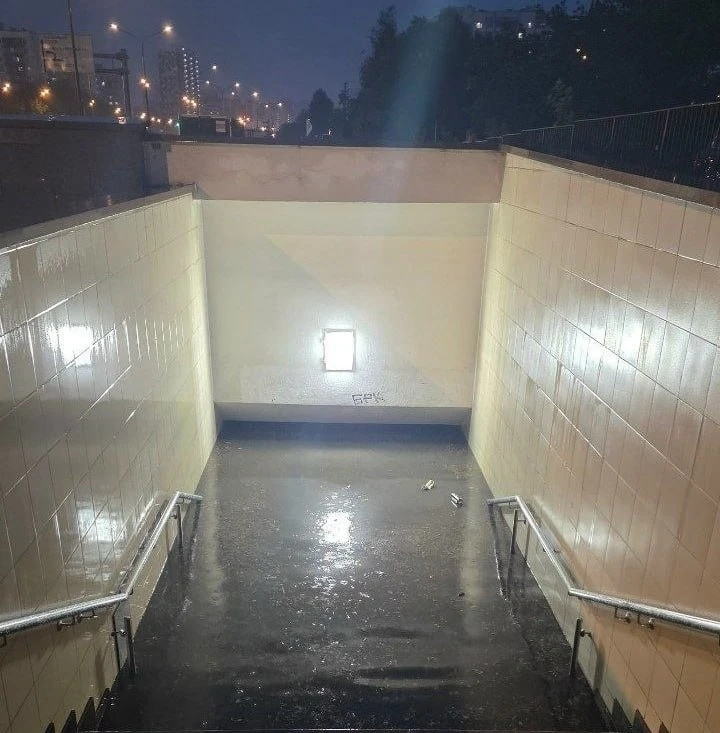 😳 Вода дошла до потолка перехода на Щёлковском шоссе.