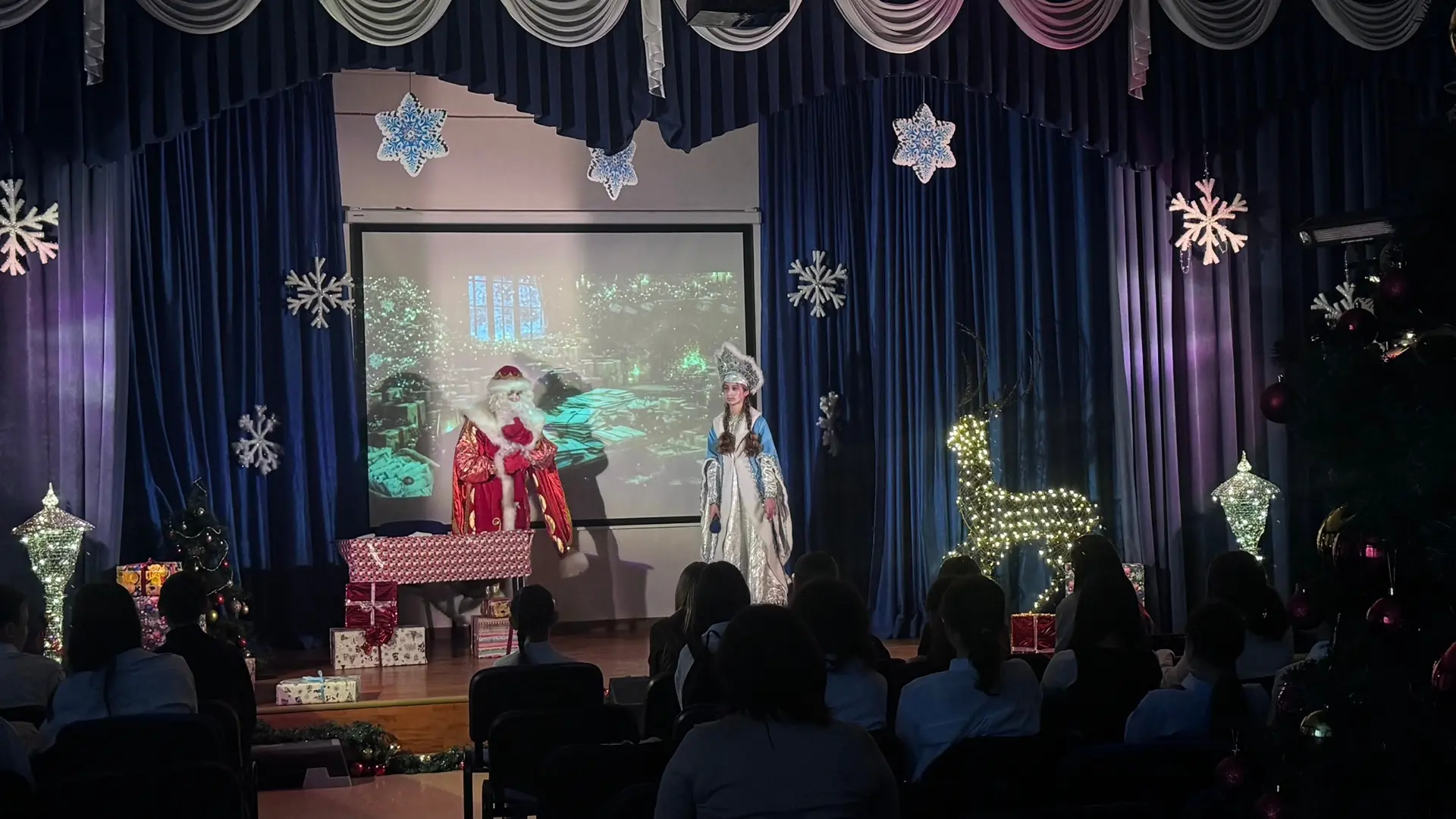 НОВОГОДНИЕ ПРЕДСТАВЛЕНИЯ 🎄  На этой неделе в нашем лицее царила по-настоящему сказочная атмосфера и 