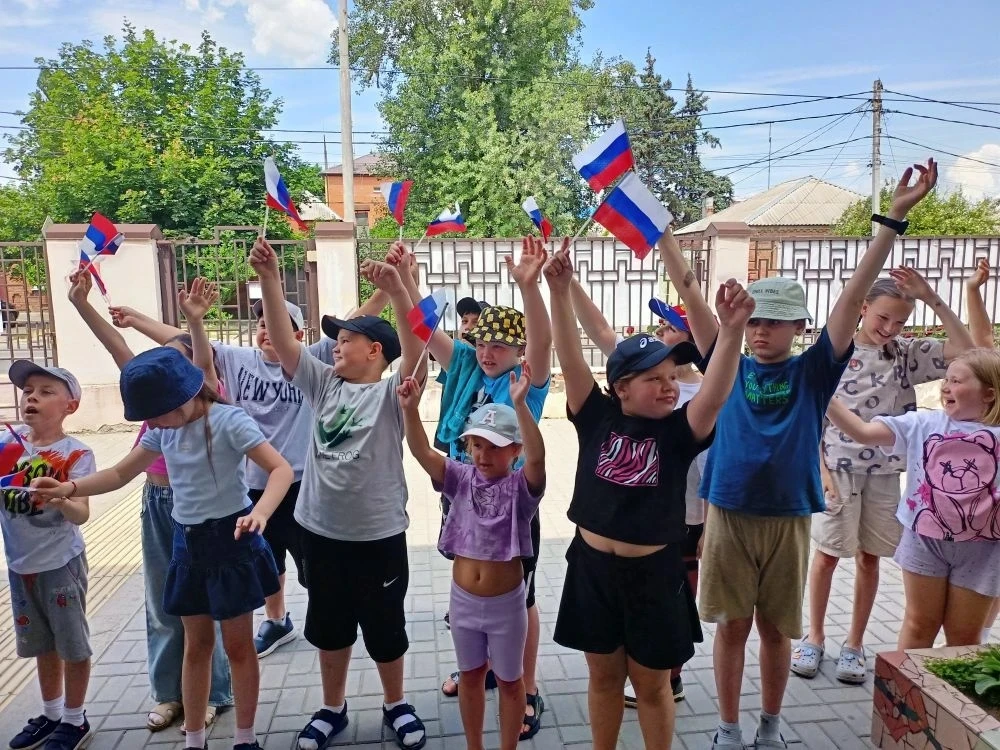 Сегодня в нашем лагере царила атмосфера патриотизма и гордости, ведь мы отмечали День России!
В пред