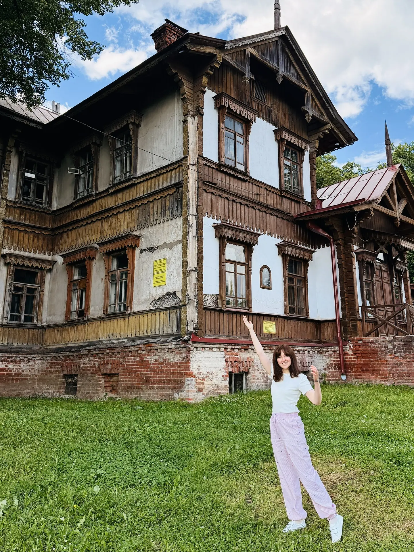 Всем привет из Вышнего Волочка❤️

Задержались, потому что чудом попали без записи на дачу купцов Ряб