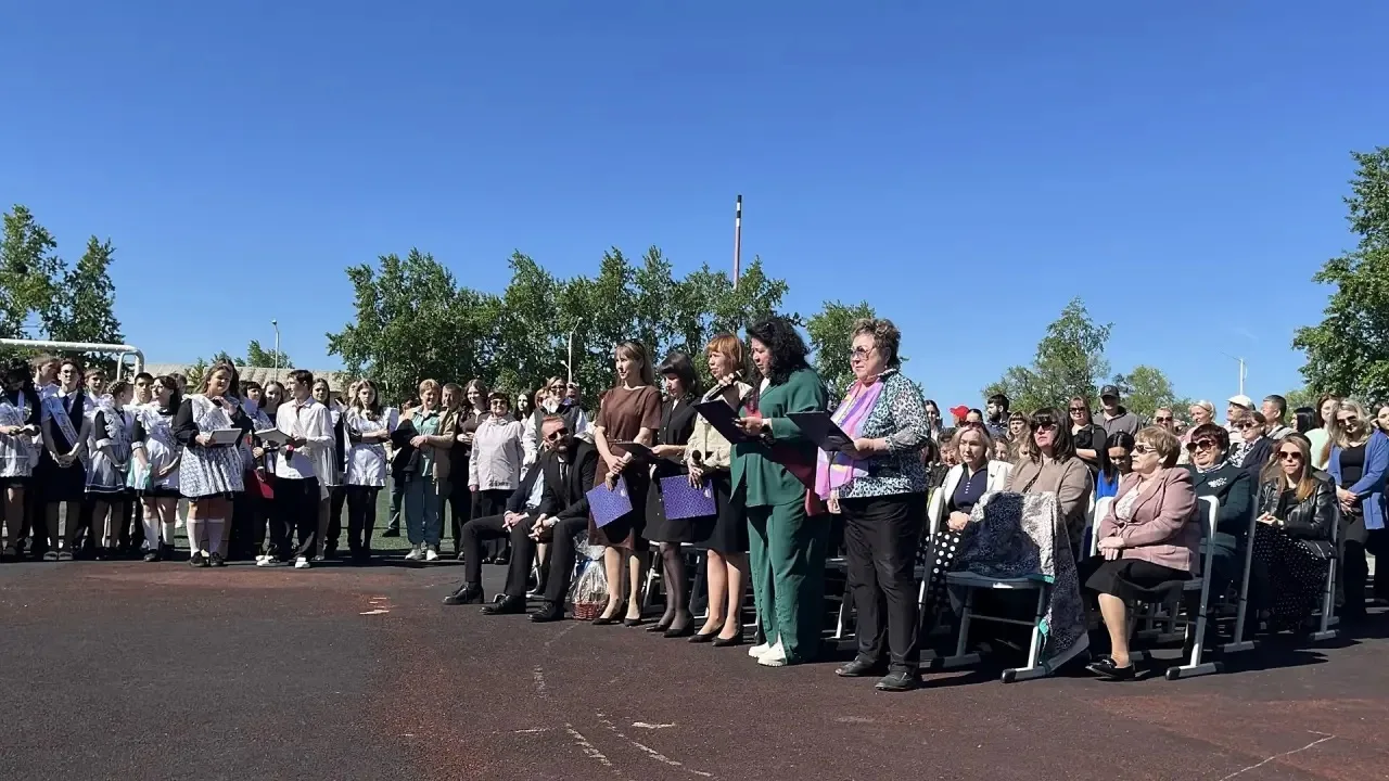 ✨ Сегодня в нашей школе прозвучали особые звонки — последние для выпускников 9‑х и 11‑х классов! ✨  