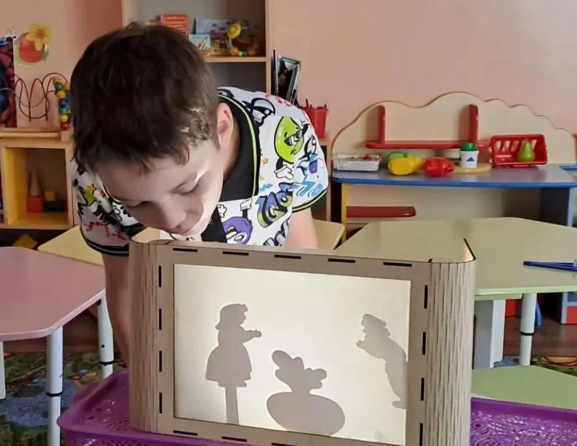 Игра в театр теней — это удивительно полезное занятие: