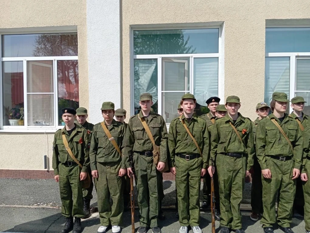🇷🇺 8В: День учебных сборов — уже не дети, но ещё не солдаты 😅   Чему учились: 🔫 Автомат Калашникова.